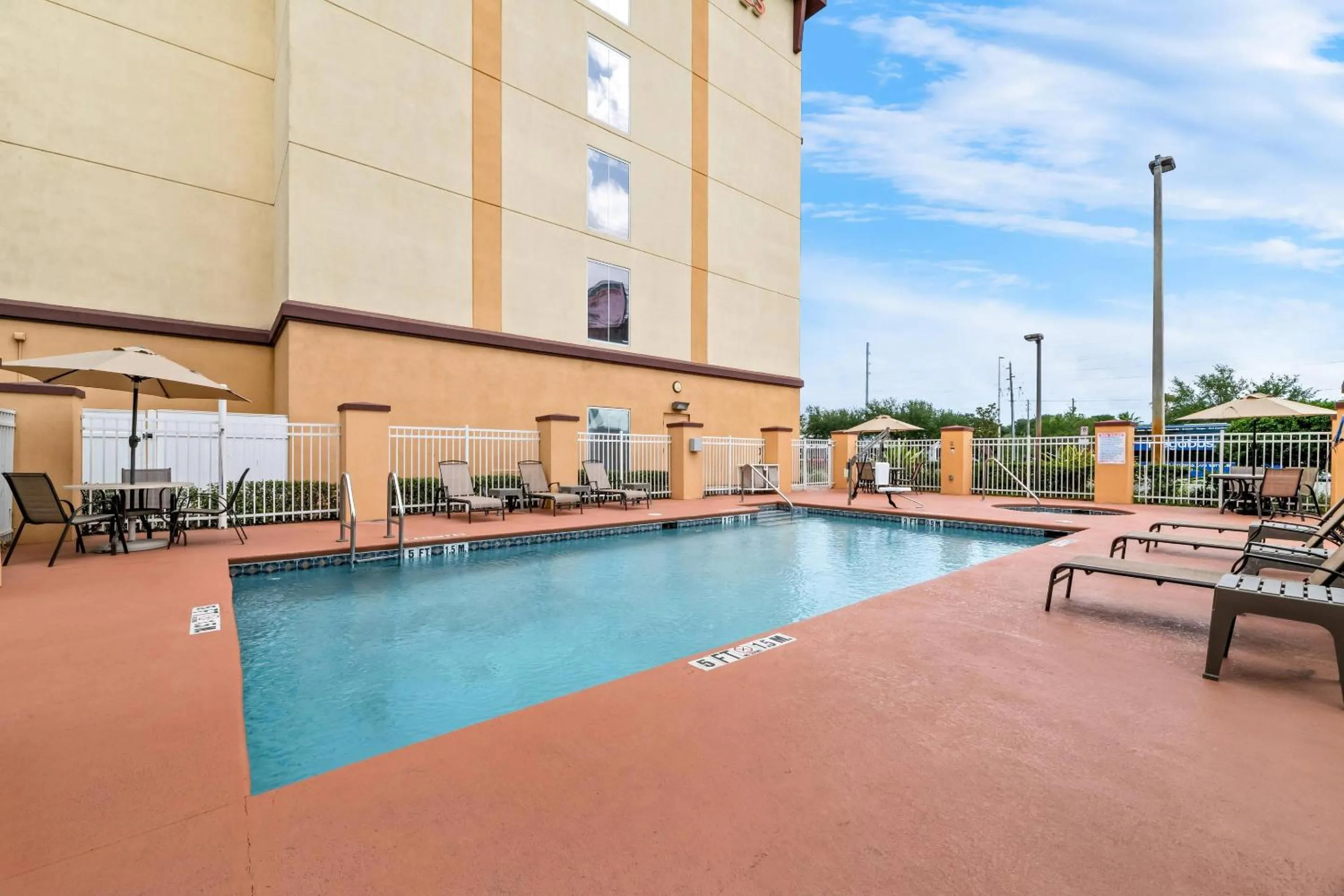 Swimming pool in Comfort Suites Orlando Airport