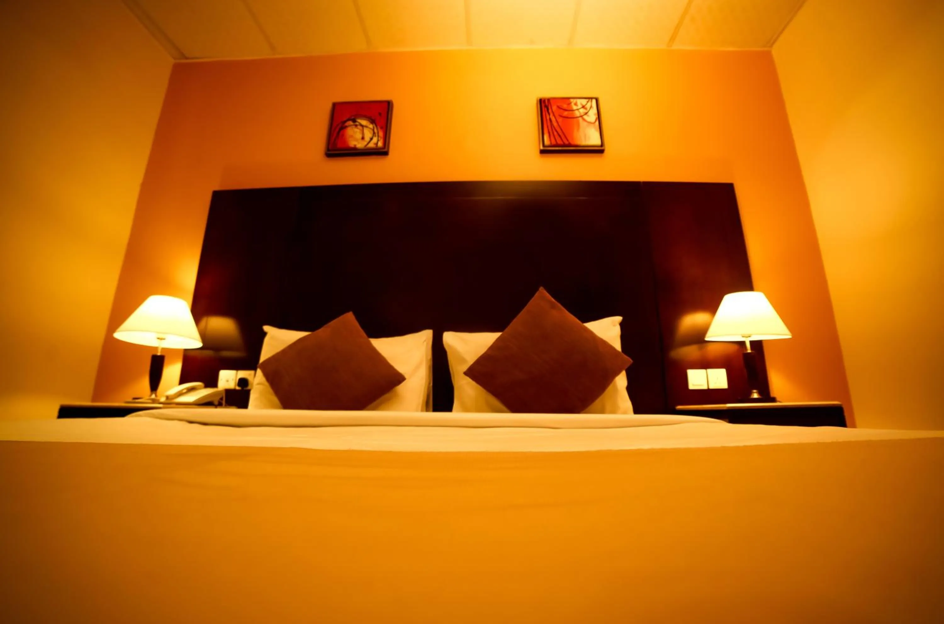 Property building, Bed in Hyde Park Hotel