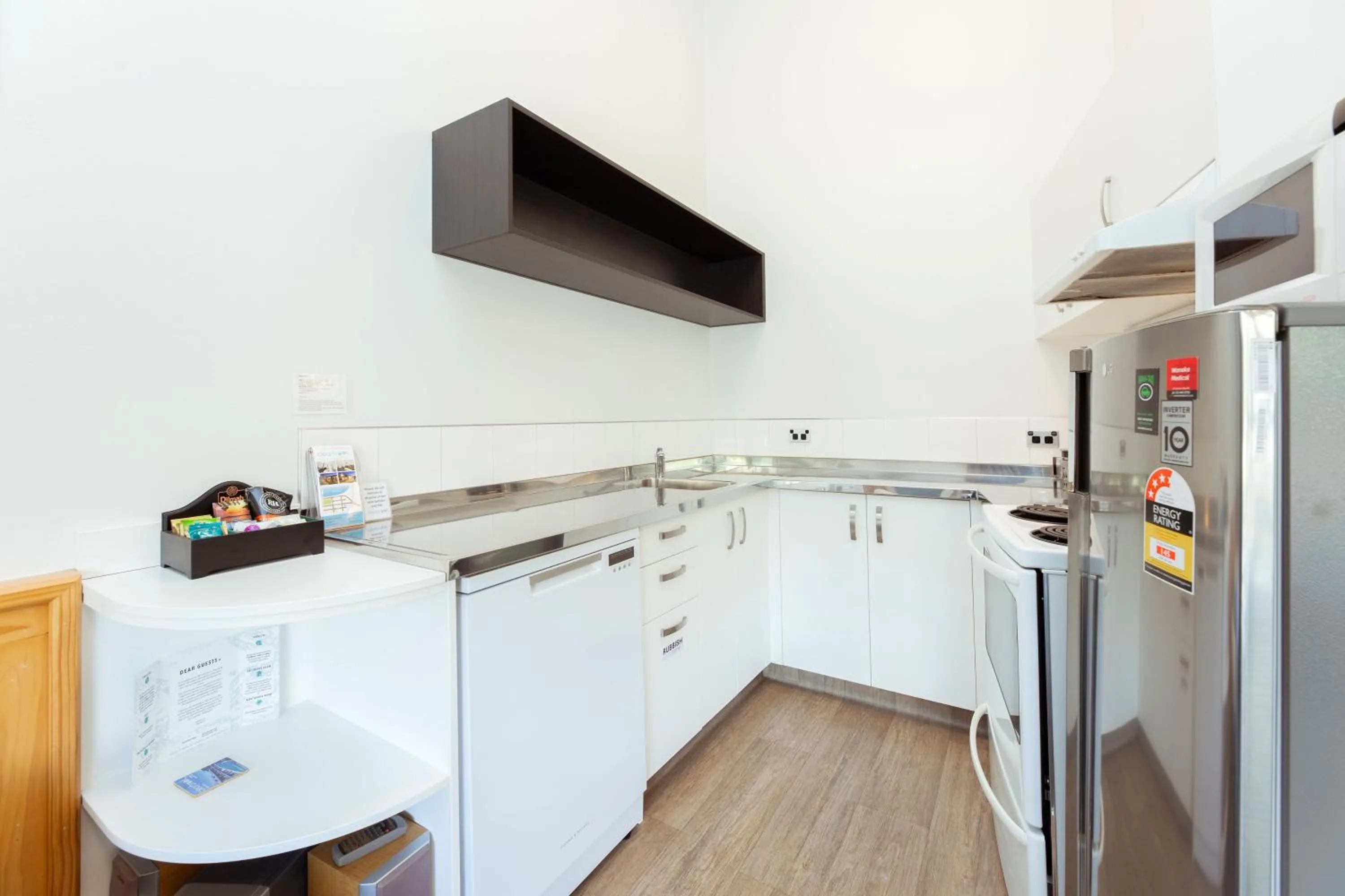 Kitchen or kitchenette in Clearbrook Motel & Serviced Apartments