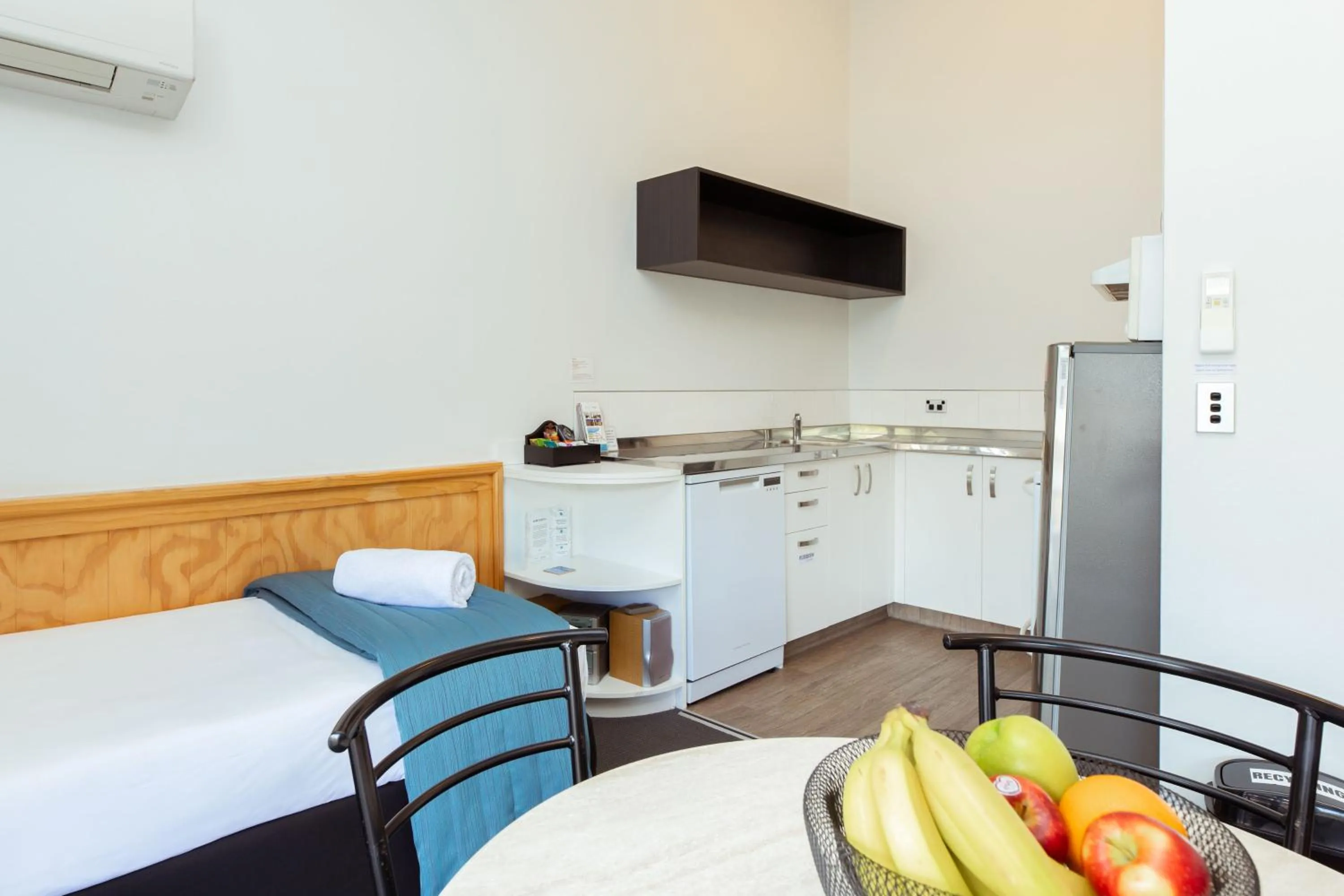 Kitchen or kitchenette in Clearbrook Motel & Serviced Apartments