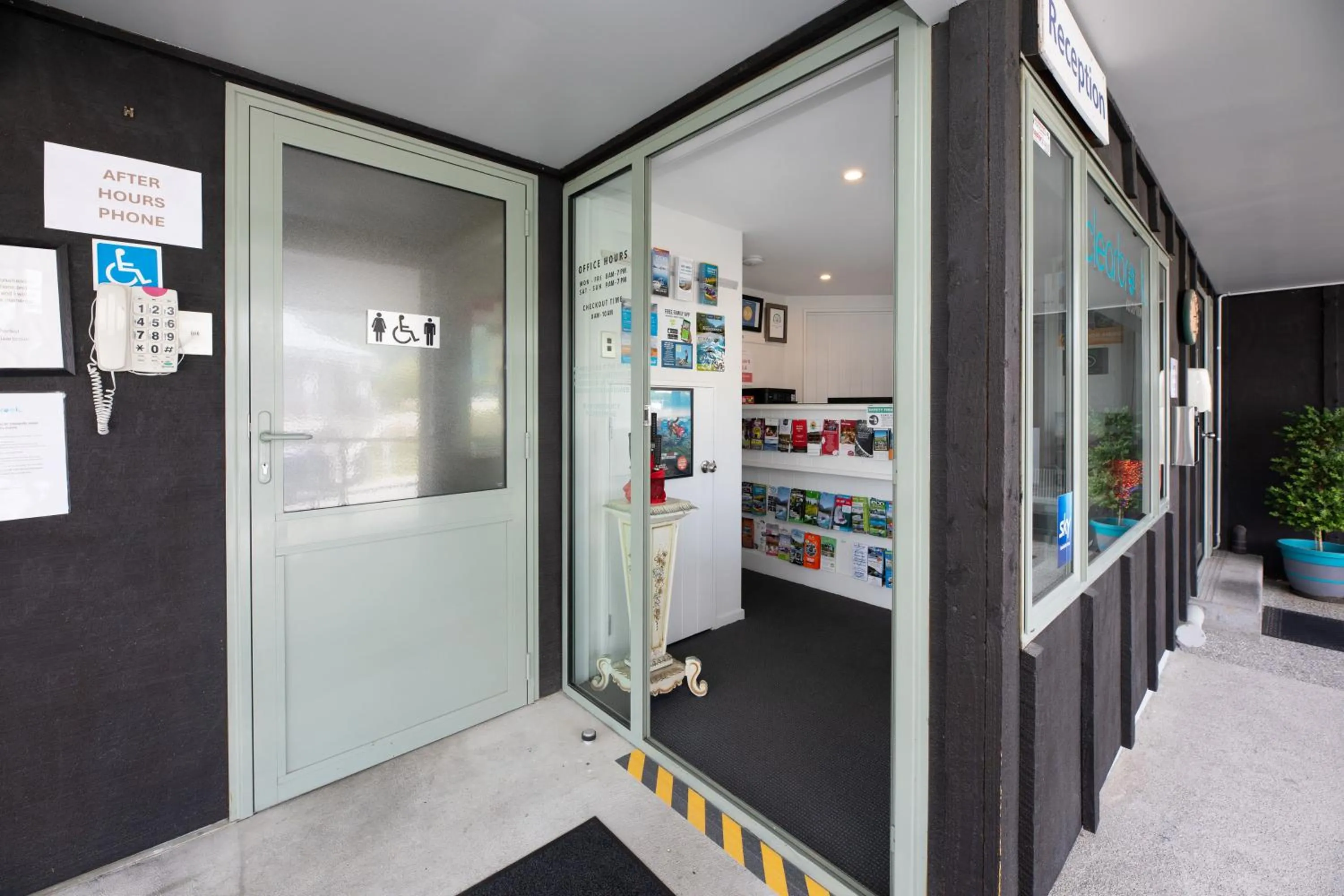 Lobby or reception in Clearbrook Motel & Serviced Apartments