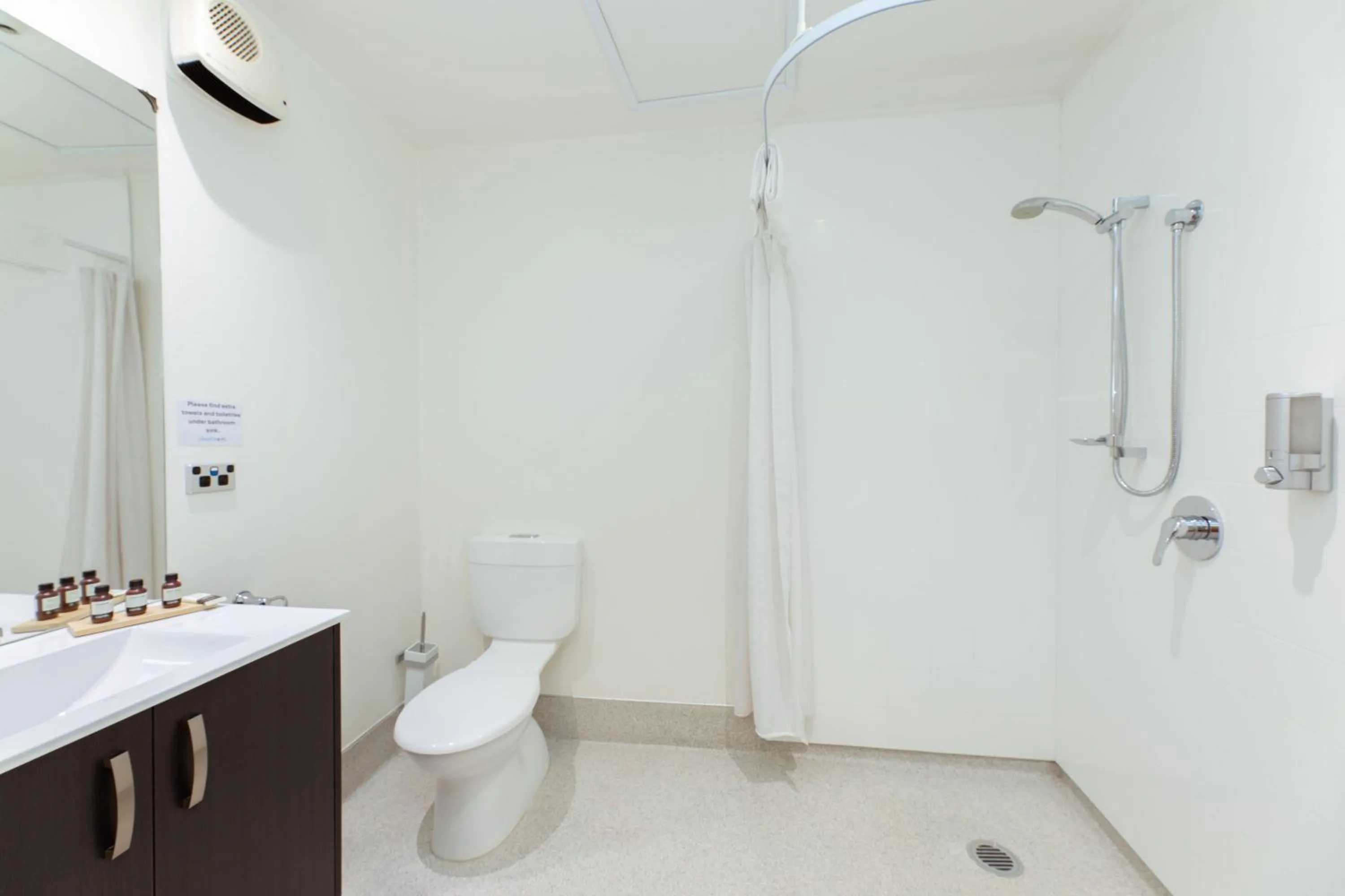 Shower in Clearbrook Motel & Serviced Apartments
