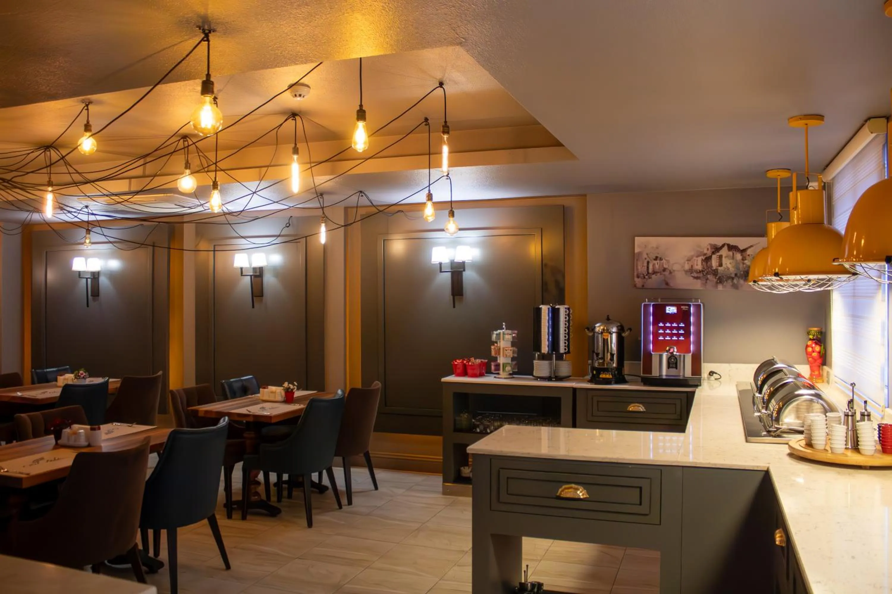 Restaurant/places to eat in Hotel Zade