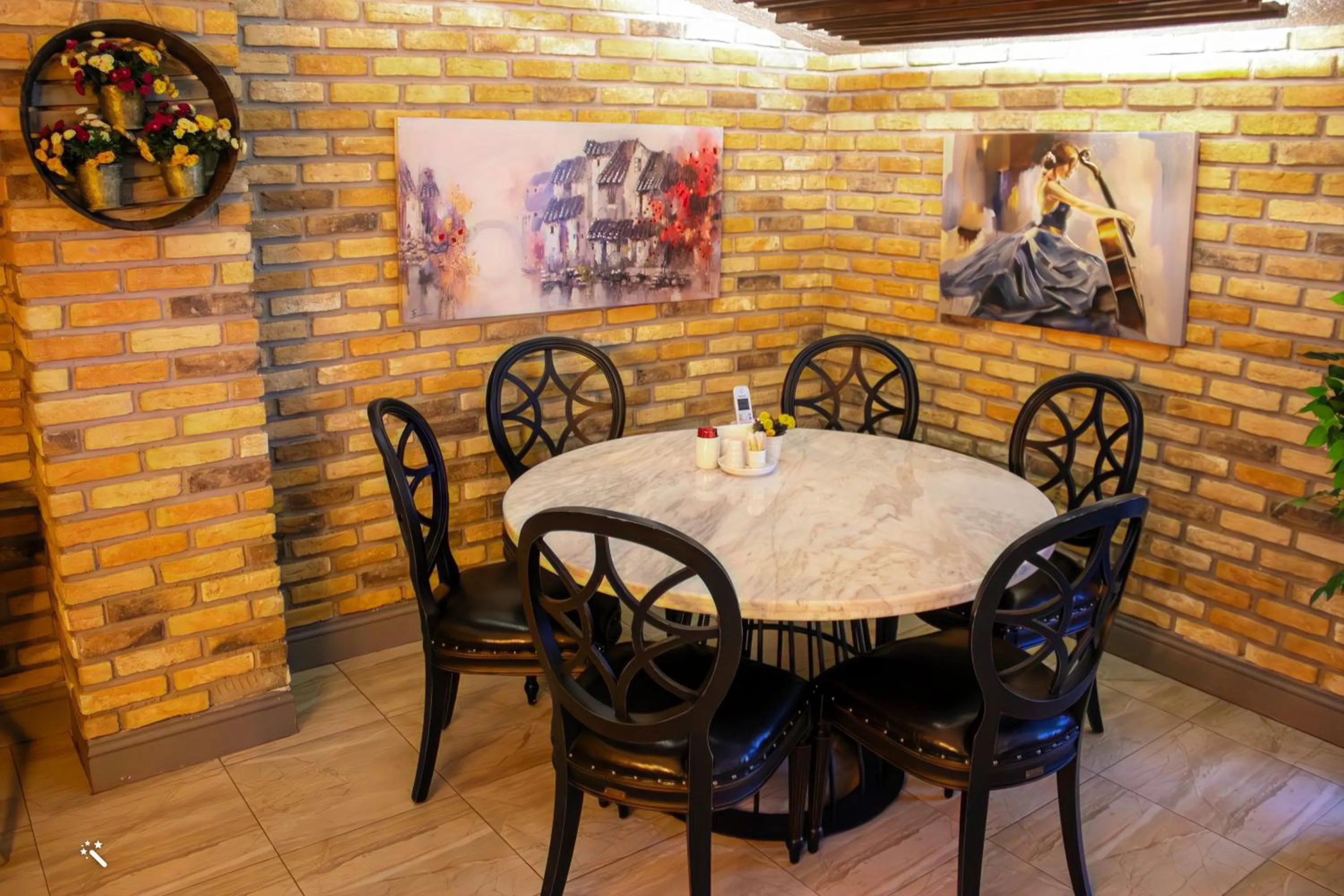 Restaurant/places to eat in Hotel Zade