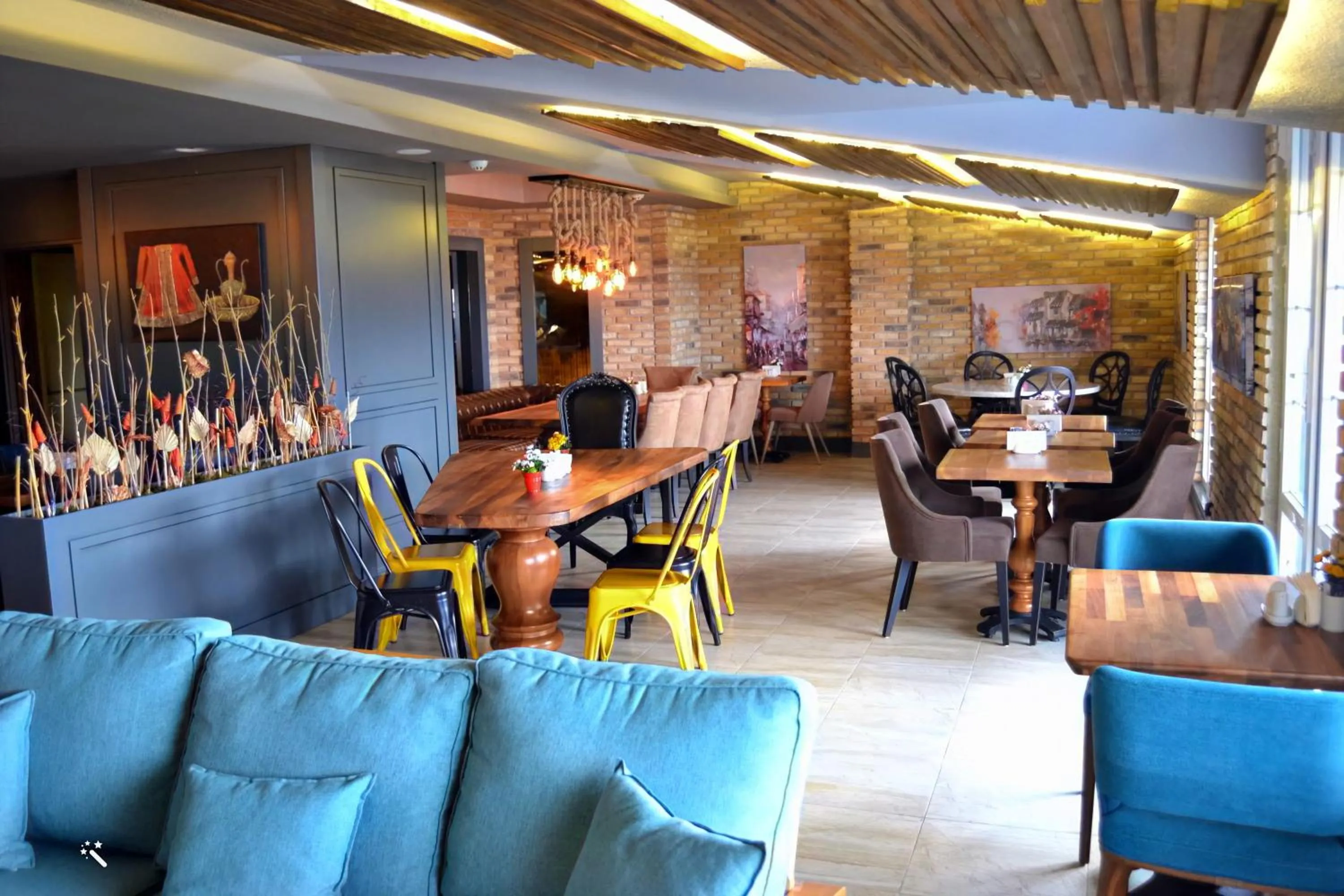 Restaurant/places to eat in Hotel Zade