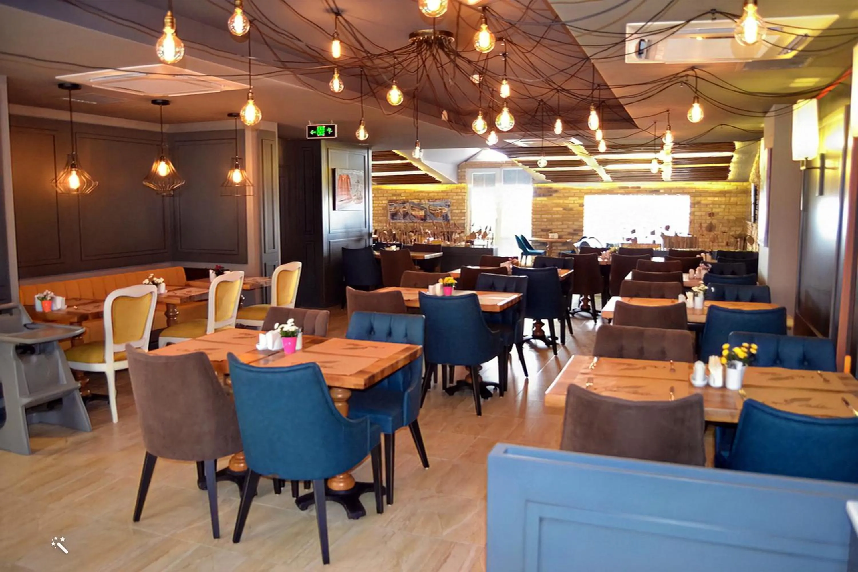 Restaurant/places to eat in Hotel Zade