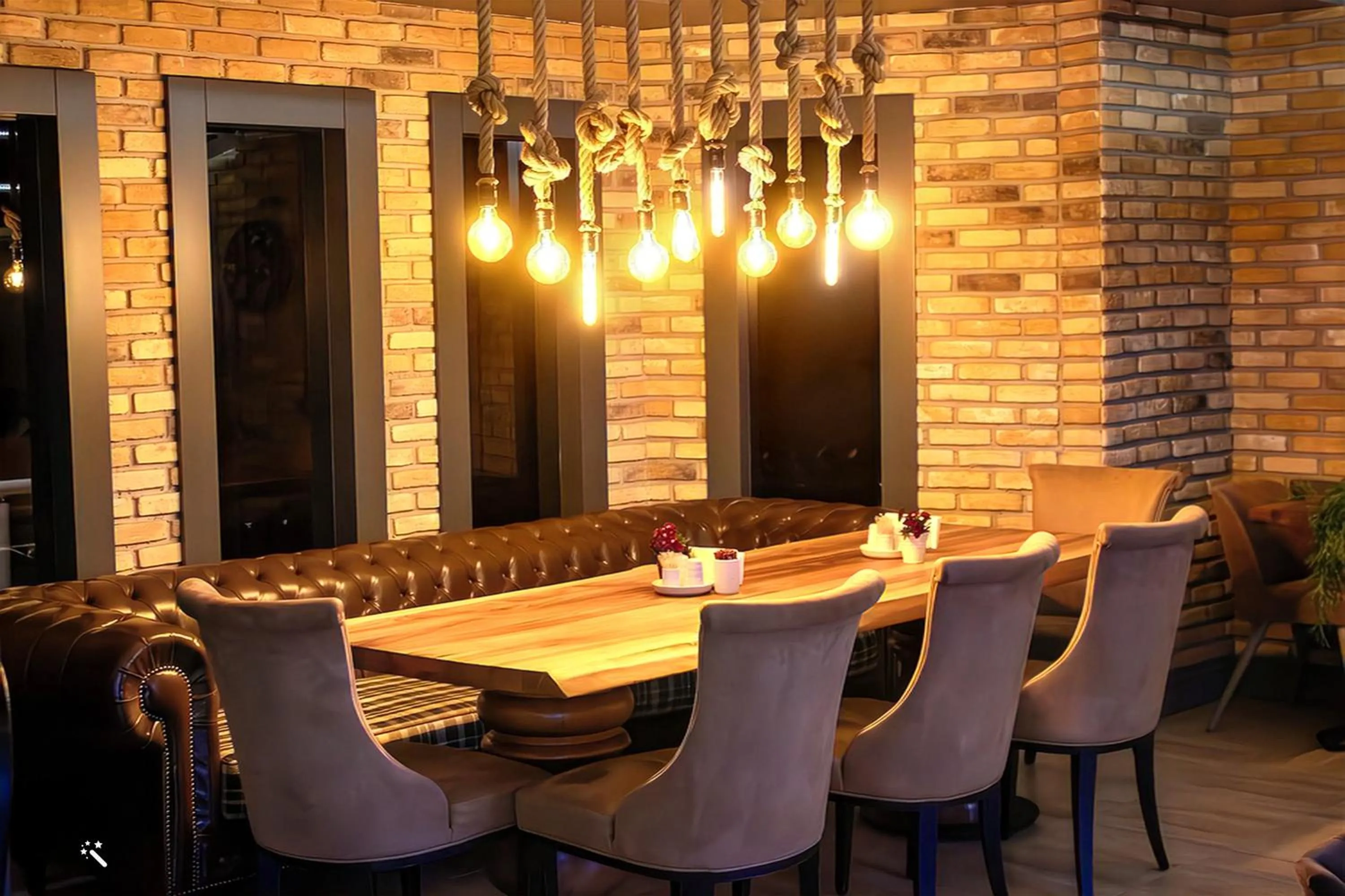 Restaurant/places to eat in Hotel Zade