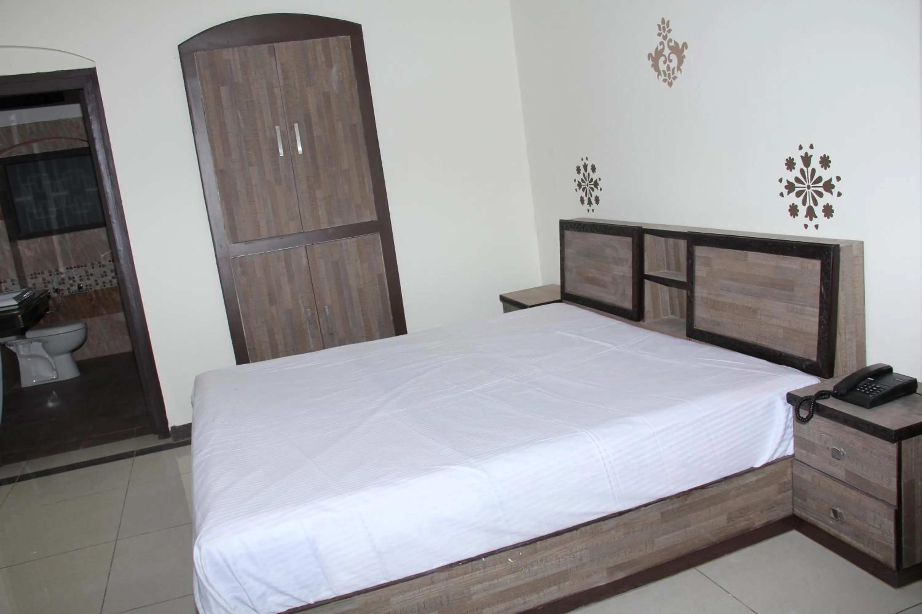 Bedroom, Bed in Hotel Sukoon