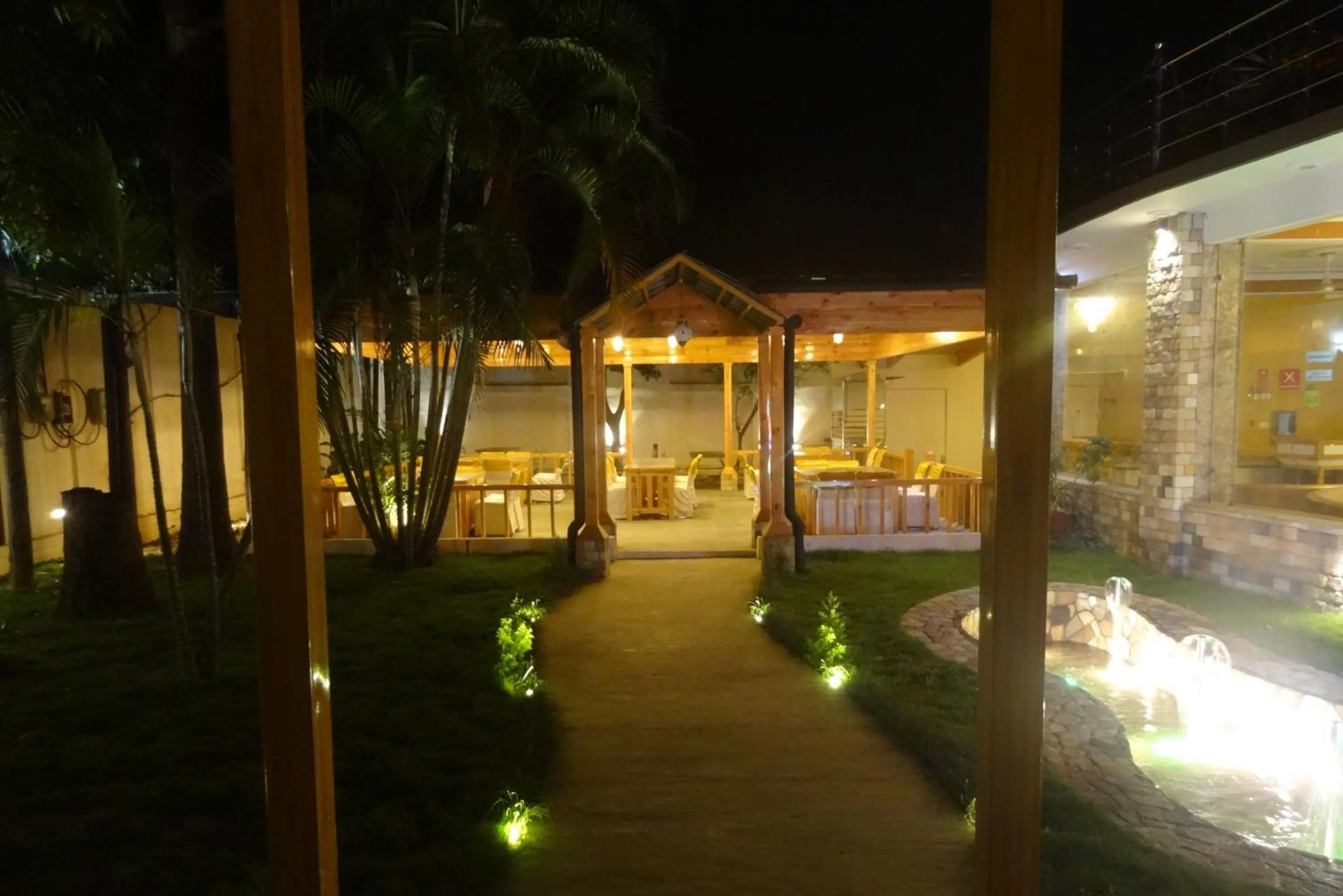 Restaurant/places to eat in Hotel Sukoon