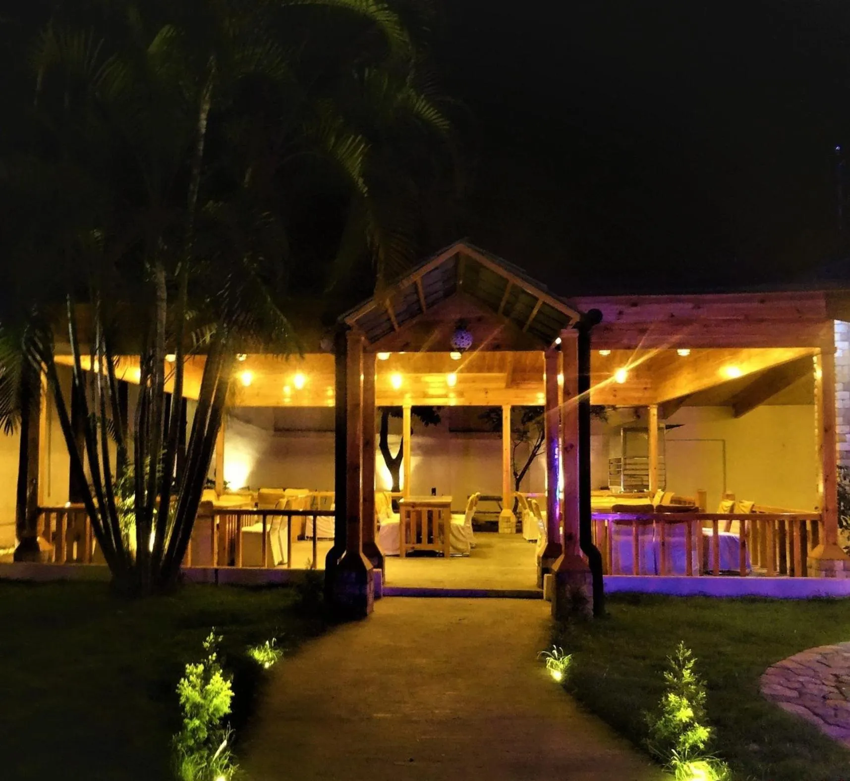 Restaurant/places to eat in Hotel Sukoon