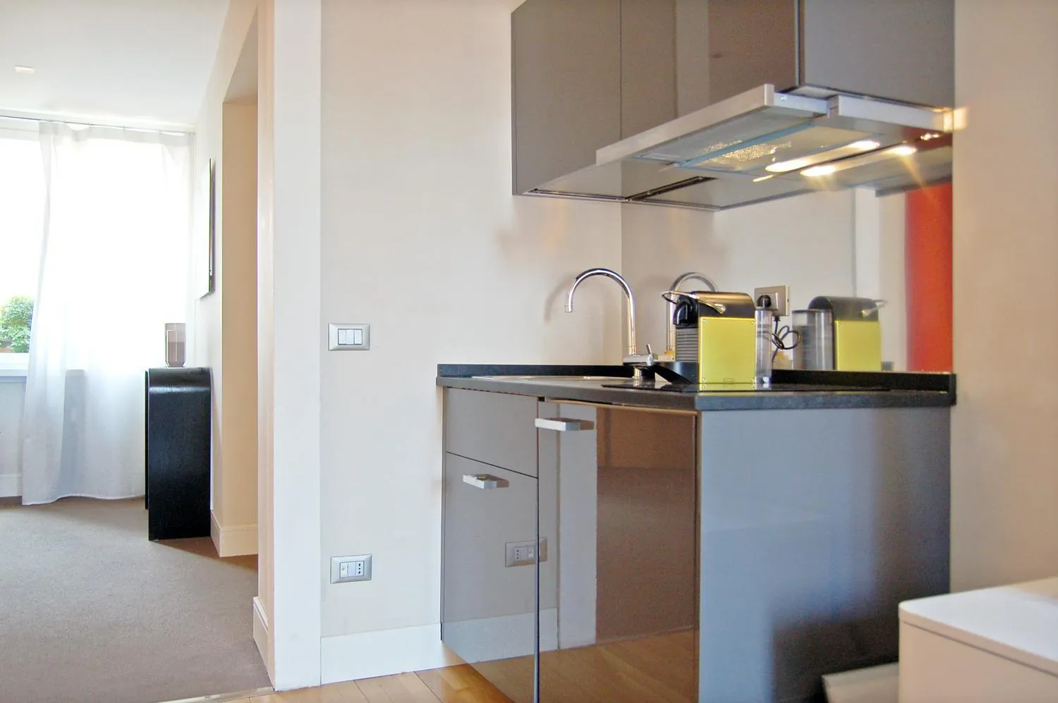 Coffee/tea facilities in Adamas Luxury Suite