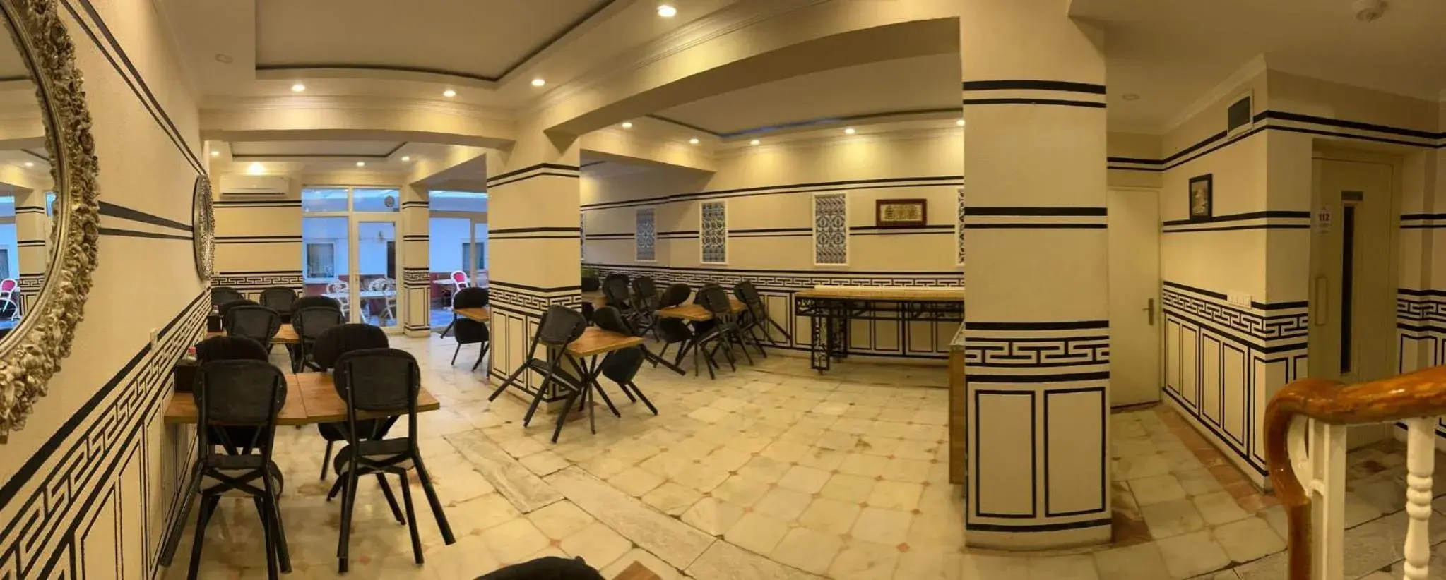 Restaurant/places to eat in Divas Hotel Restaurant/places to eat in Divas Hotel