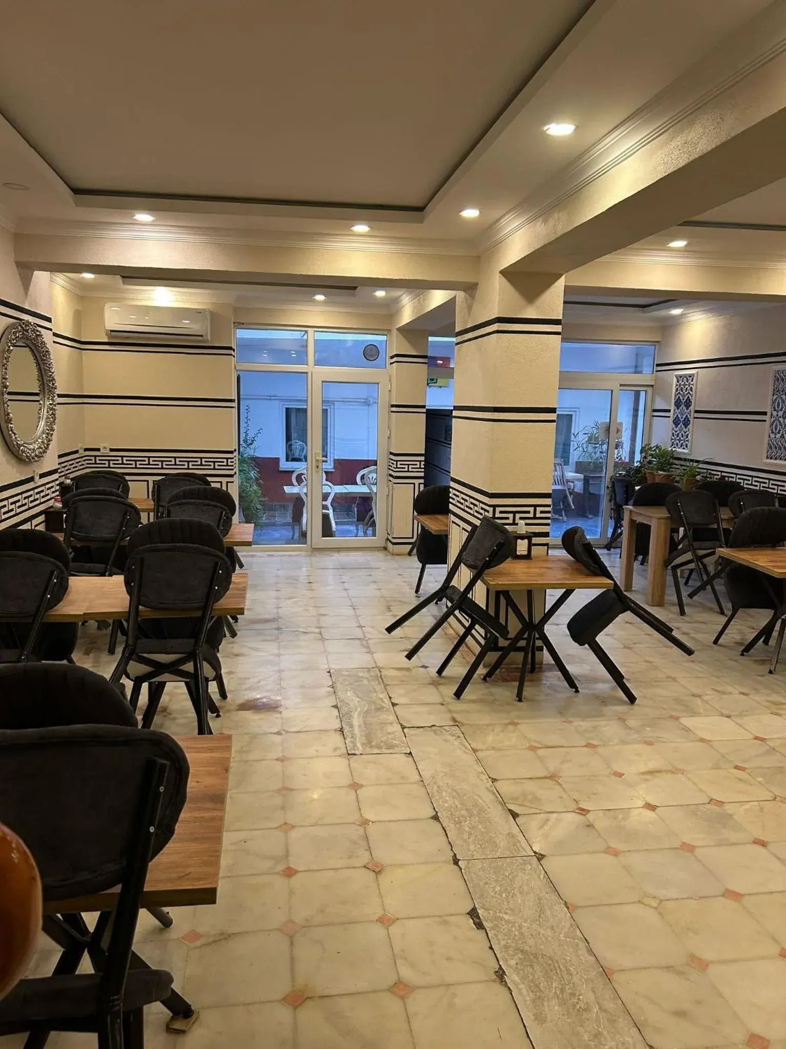 Restaurant/places to eat in Divas Hotel Restaurant/places to eat in Divas Hotel