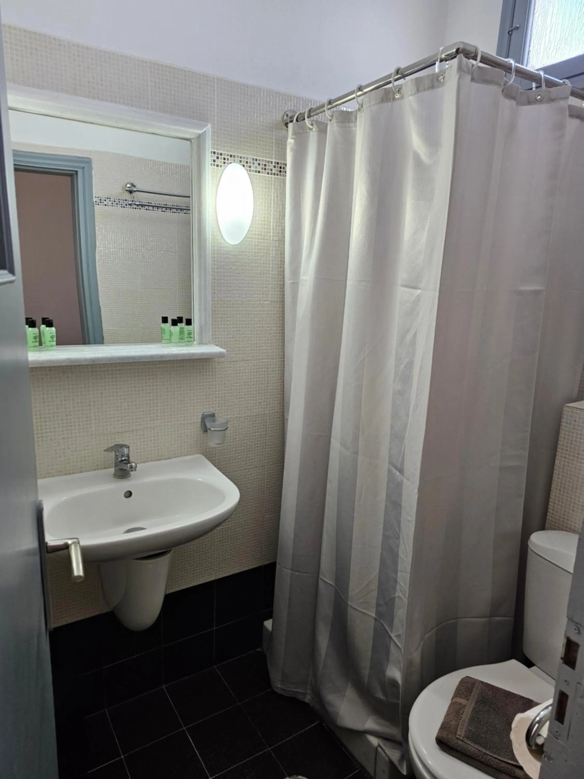 Shower in Hotel Leta