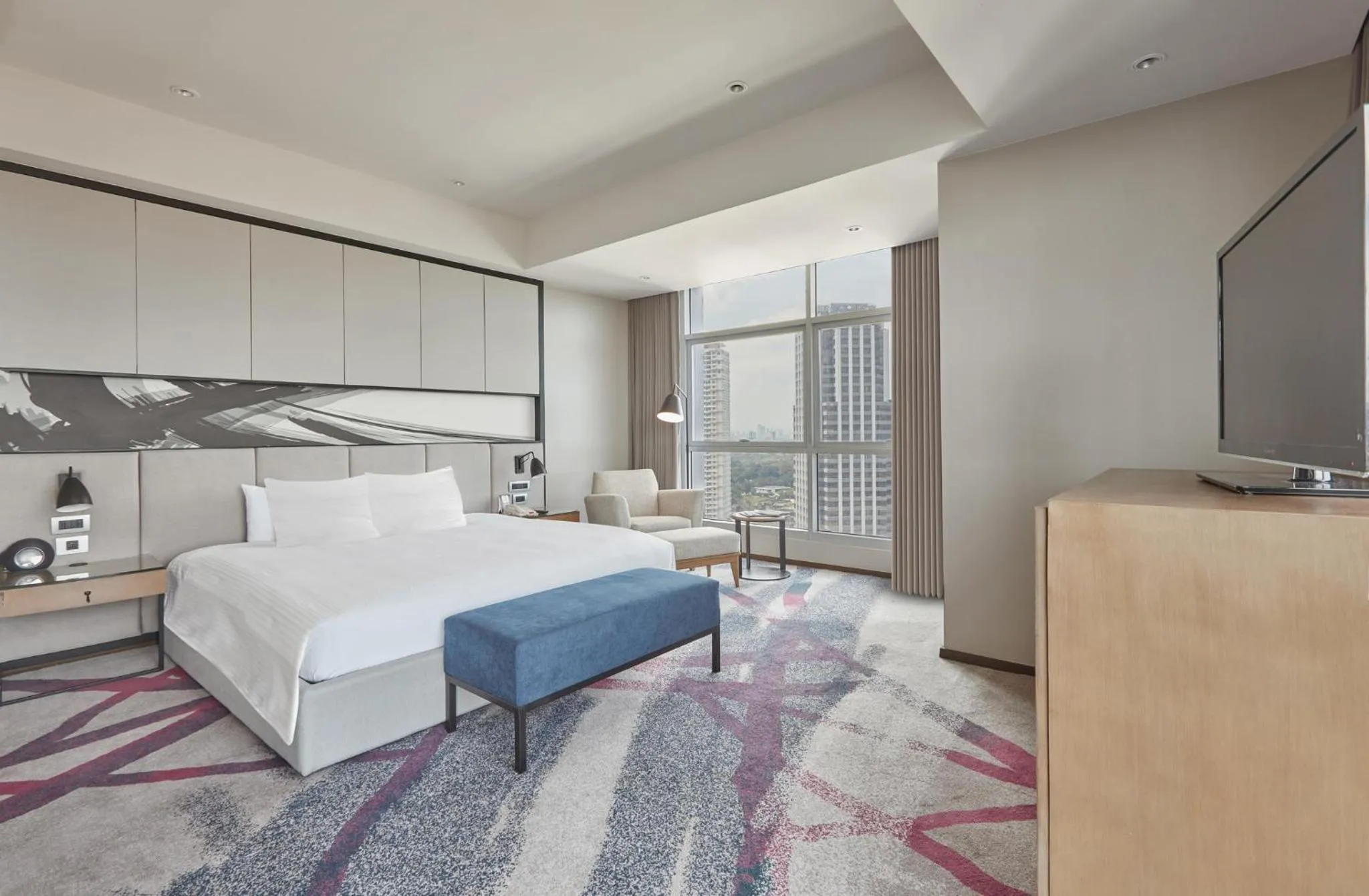 Photo of the whole room, Bed in Crowne Plaza Manila Galleria by IHG