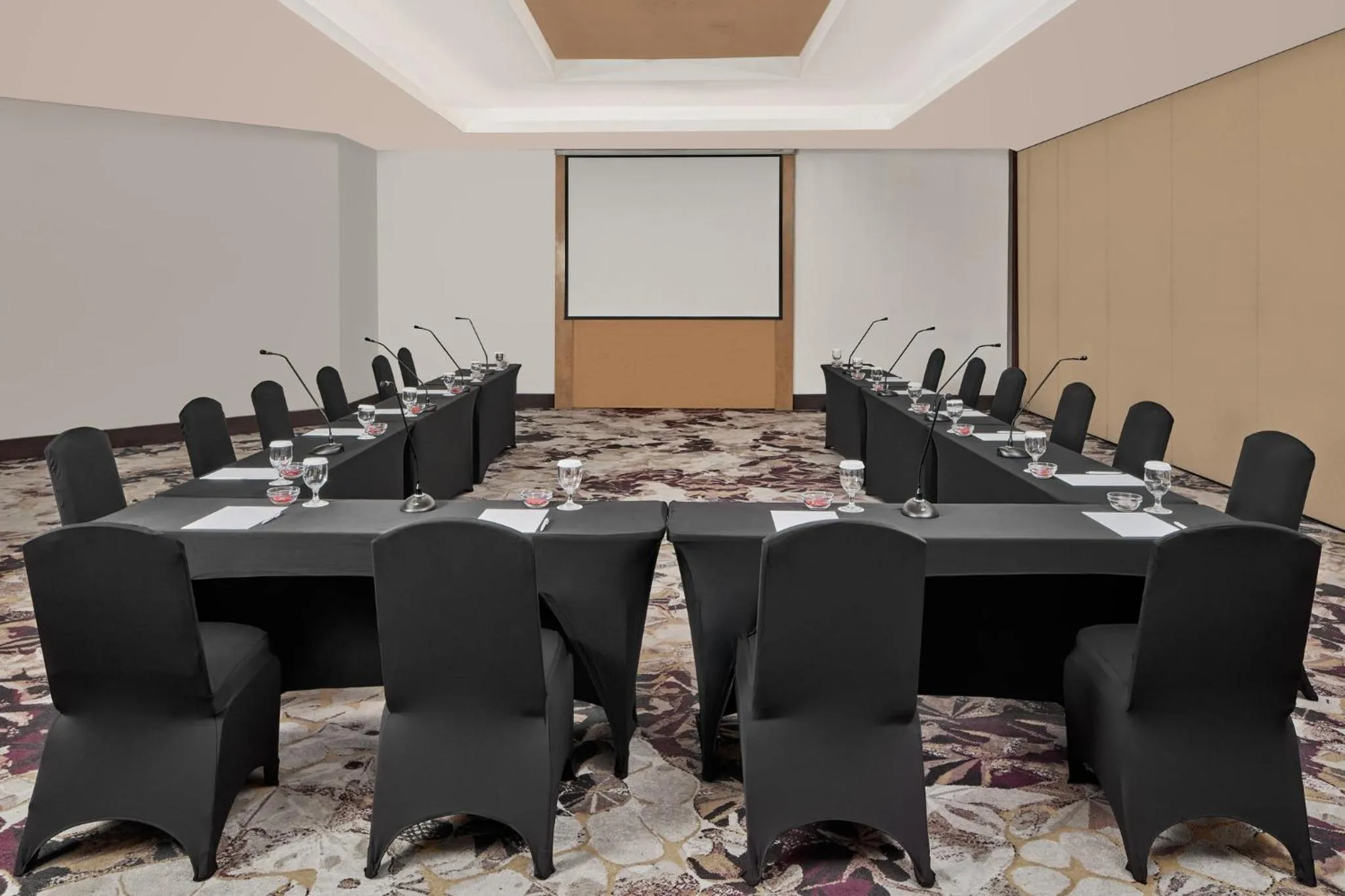 Meeting/conference room in Crowne Plaza Manila Galleria by IHG