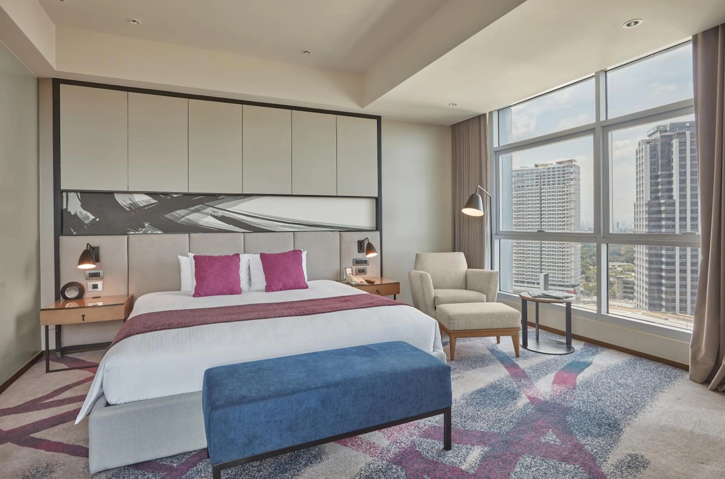 Bed in Crowne Plaza Manila Galleria by IHG