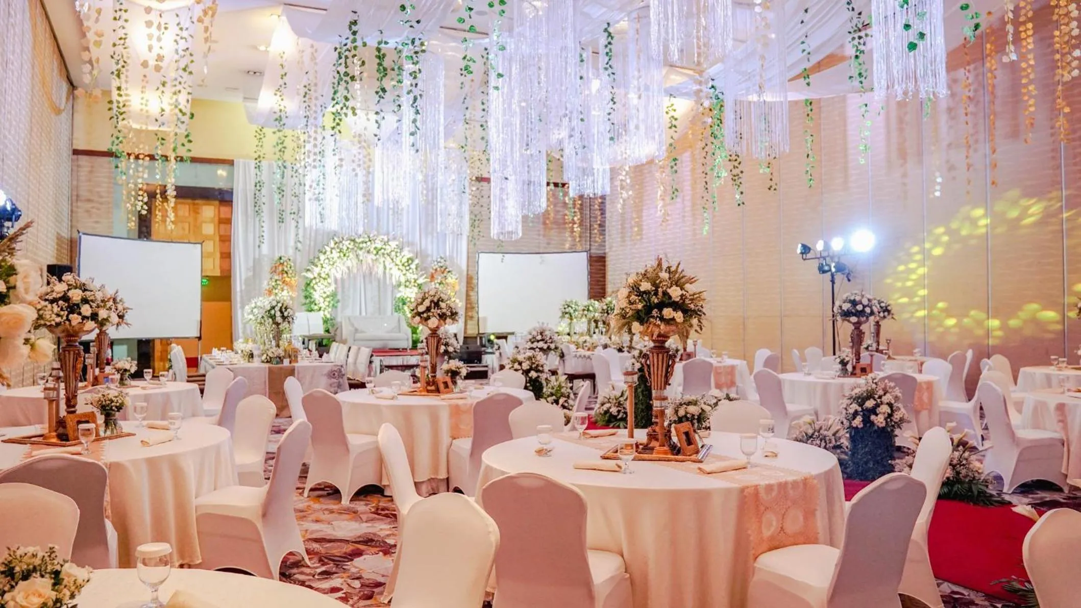 Meeting/conference room in Crowne Plaza Manila Galleria by IHG