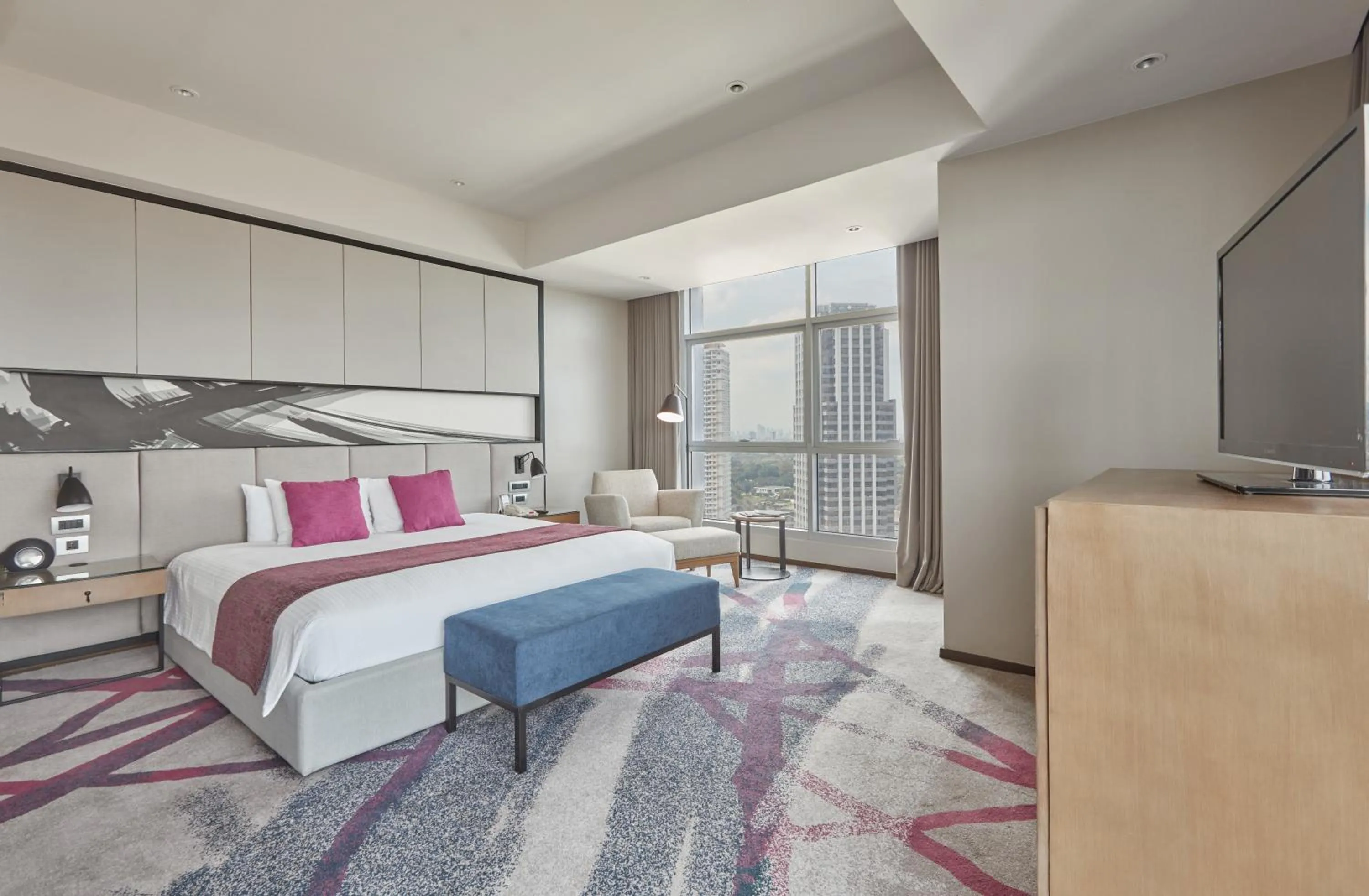 Bed in Crowne Plaza Manila Galleria by IHG