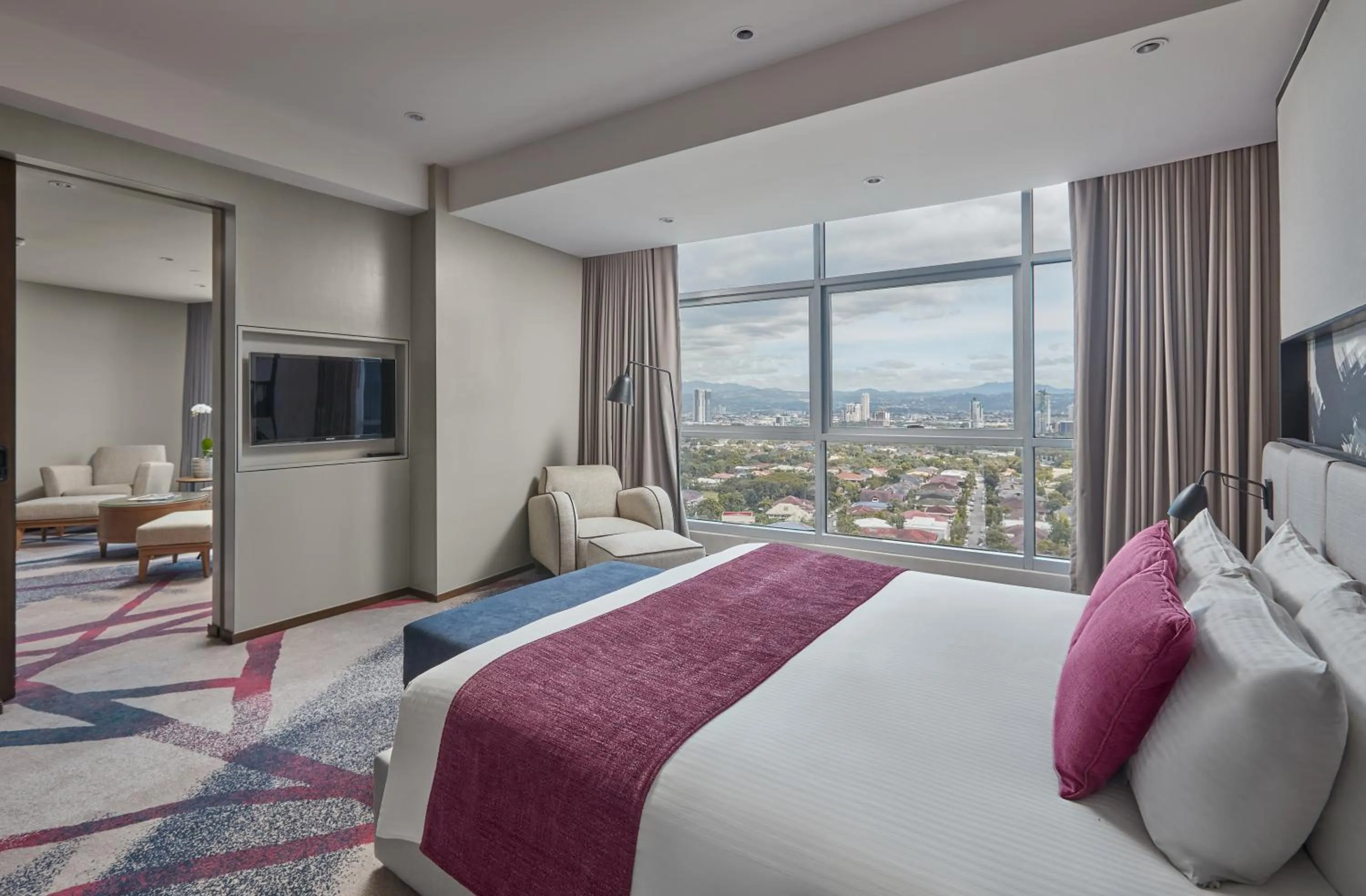 Bed in Crowne Plaza Manila Galleria by IHG