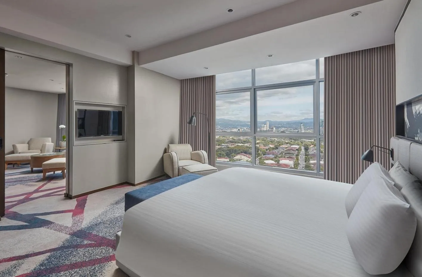 Bedroom, Bed in Crowne Plaza Manila Galleria by IHG