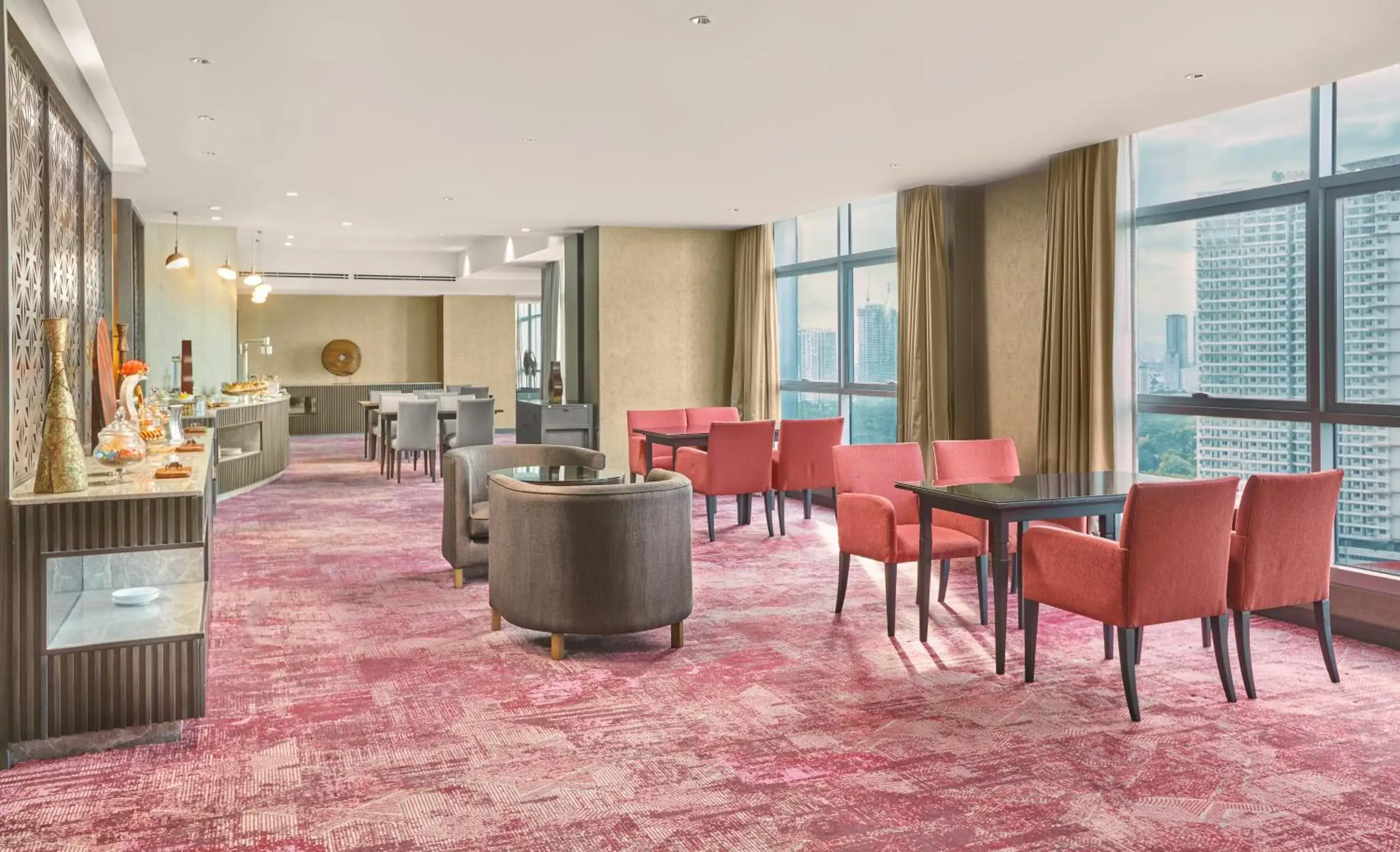 Lounge or bar in Crowne Plaza Manila Galleria by IHG Lounge or bar in Crowne Plaza Manila Galleria by IHG