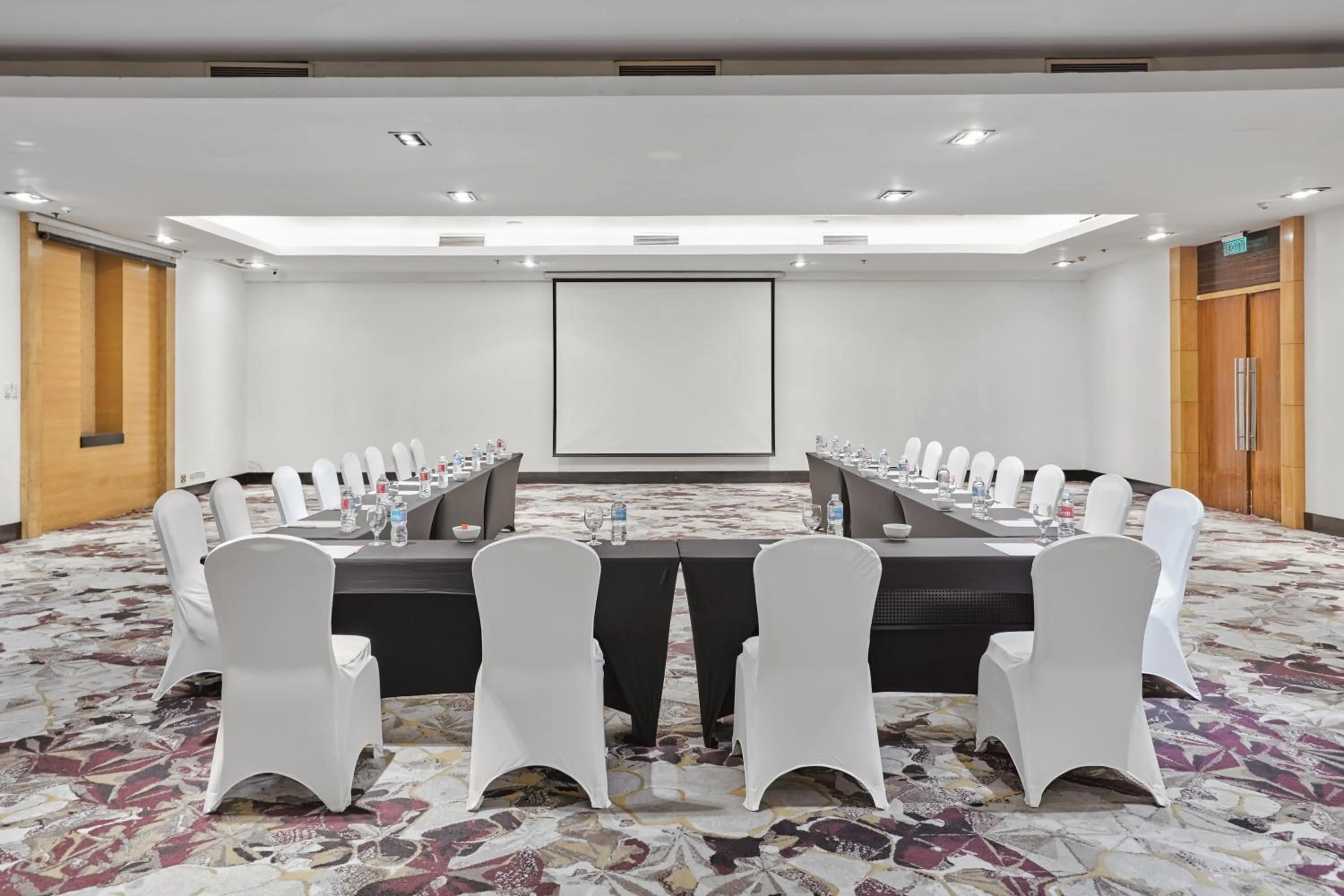 Meeting/conference room in Crowne Plaza Manila Galleria by IHG