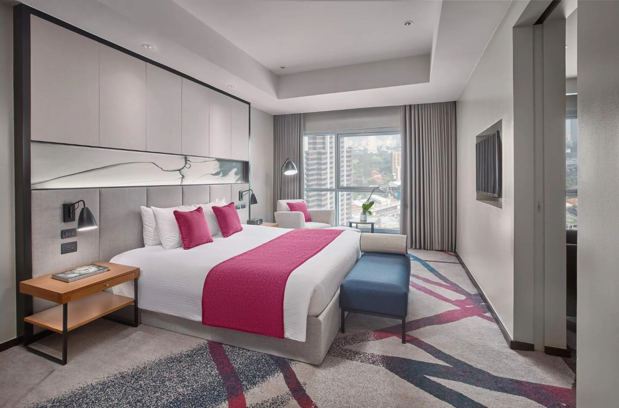 Photo of the whole room, Bed in Crowne Plaza Manila Galleria by IHG