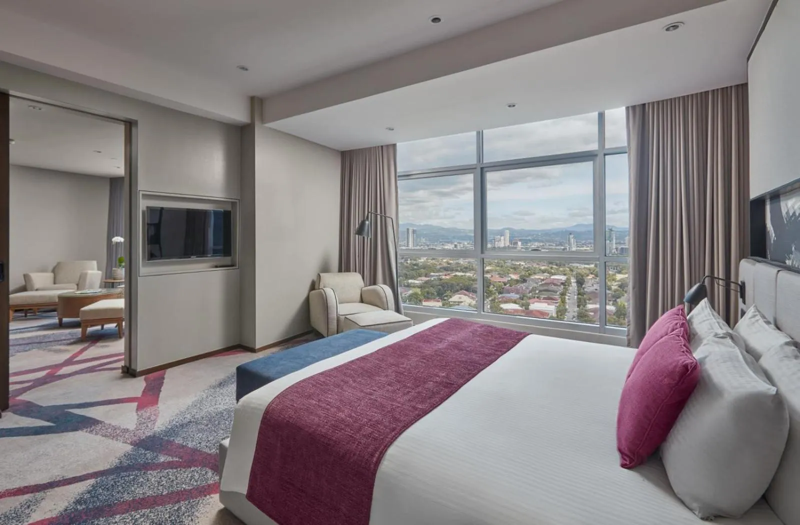 Bed in Crowne Plaza Manila Galleria by IHG