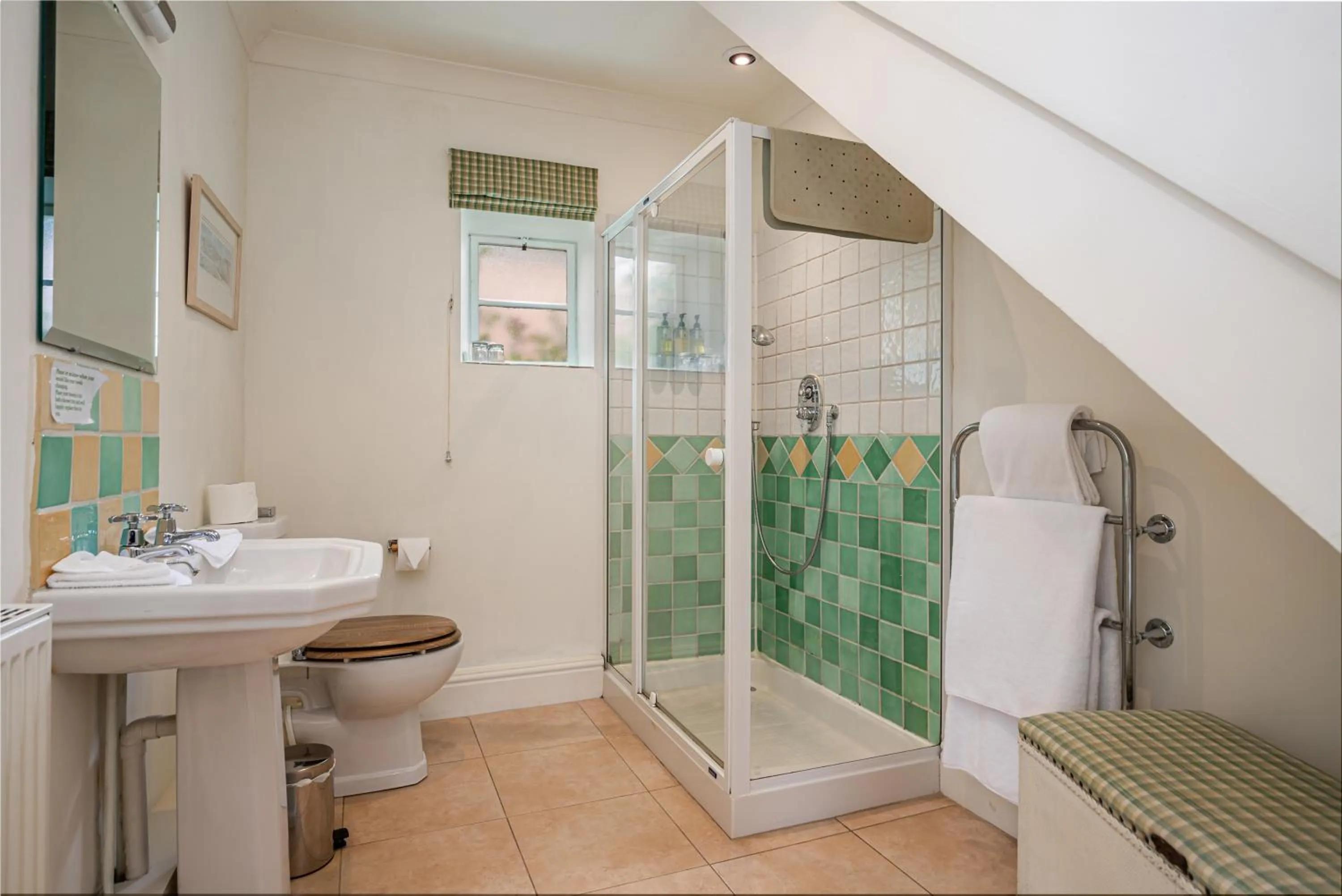 Shower in Castle Of Comfort Hotel