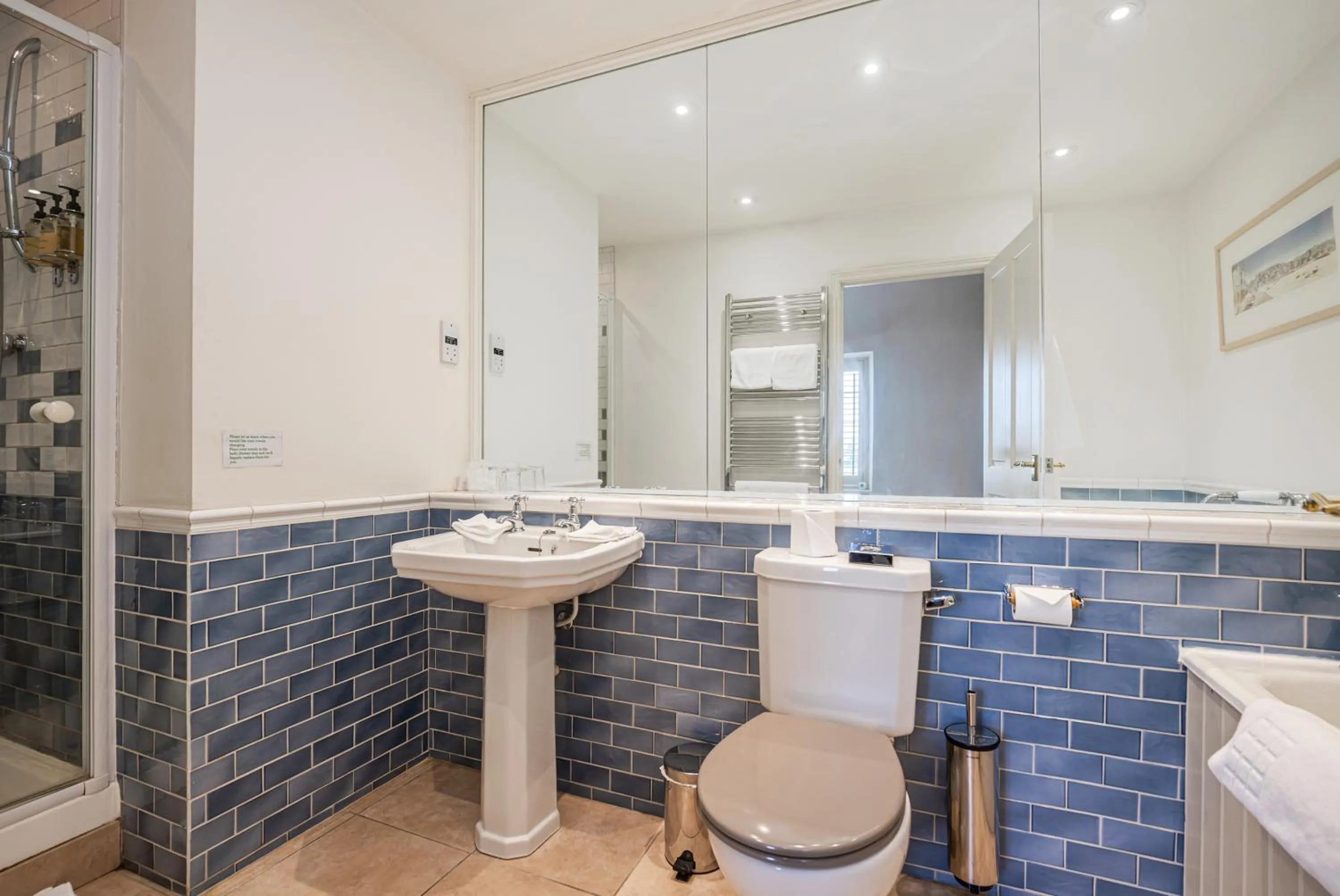 Shower in Castle Of Comfort Hotel