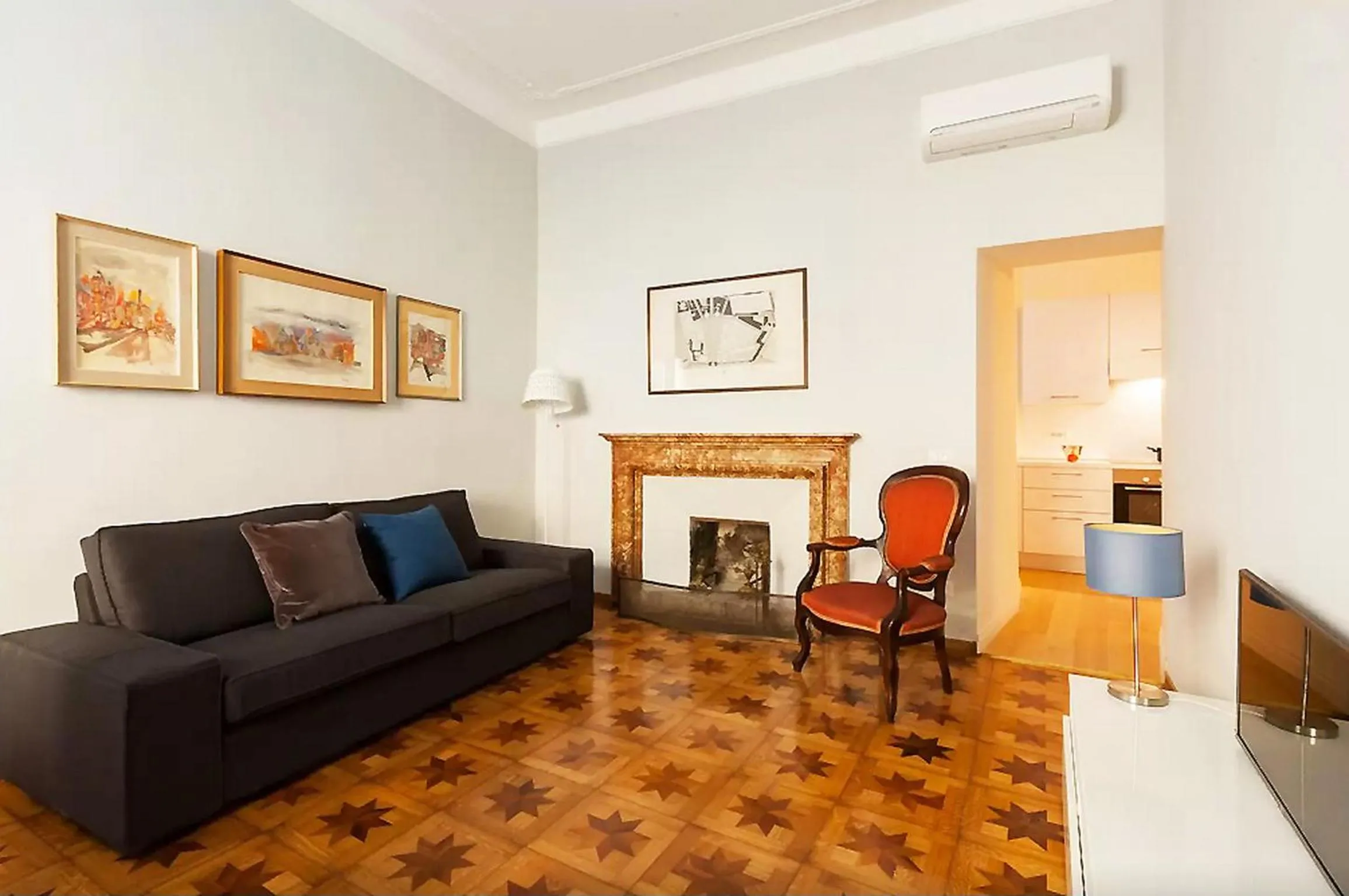 Property building in Exclusive apartment a few steps from the Spanish Steps