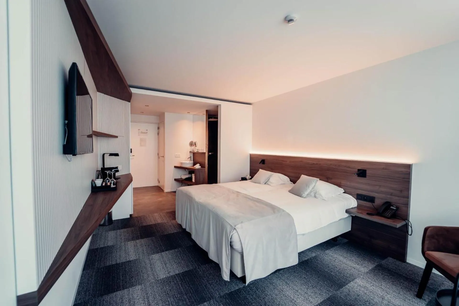 Bedroom, Bed in Casino Hotel