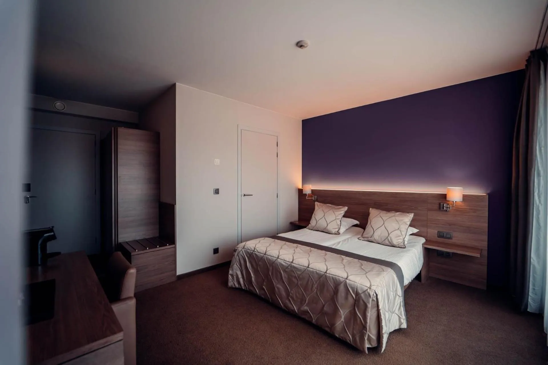 Property building, Bed in Casino Hotel