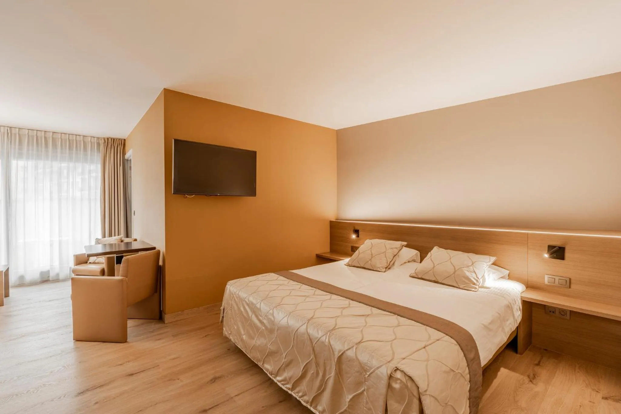 Communal lounge/ TV room, Bed in Casino Hotel