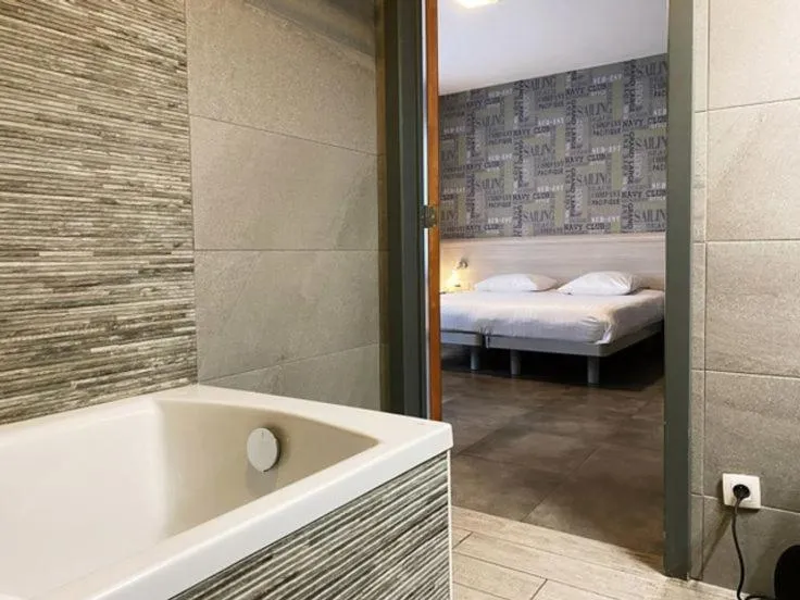 Bathroom, Bed in Hotel La Louve