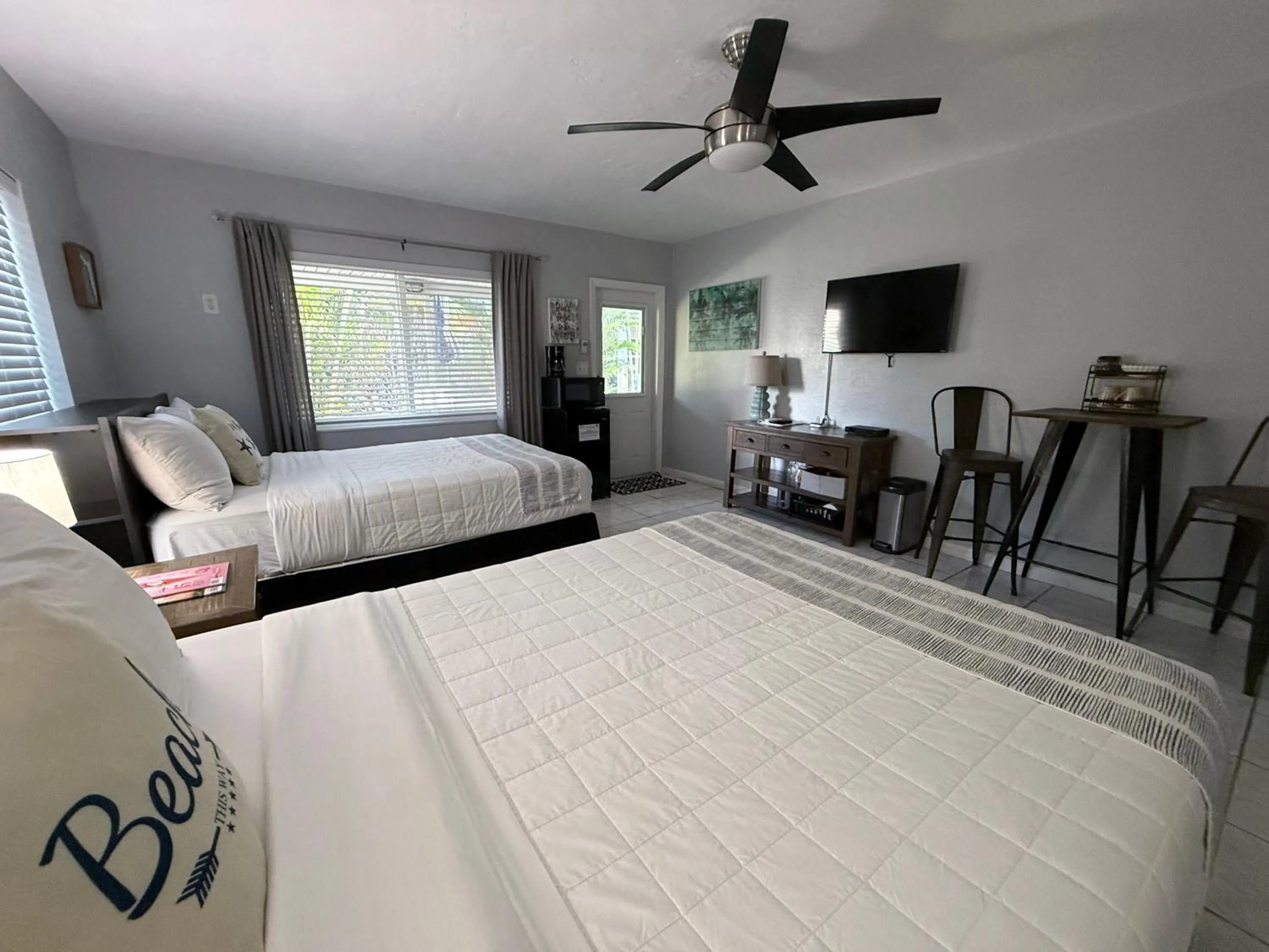 Bedroom, Bed in 4145 By The Sea Inn & Suites