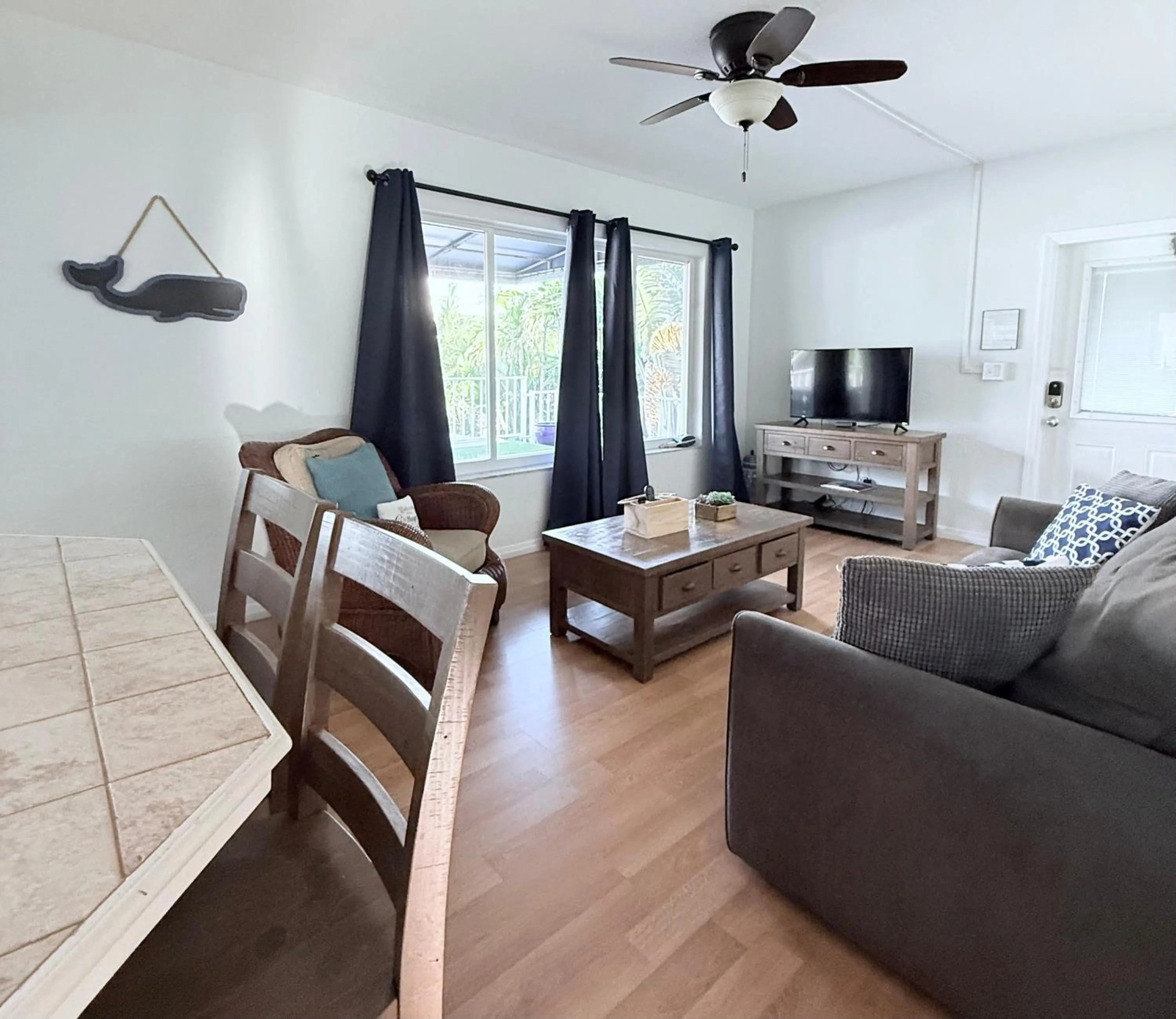 Living room in 4145 By The Sea Inn & Suites