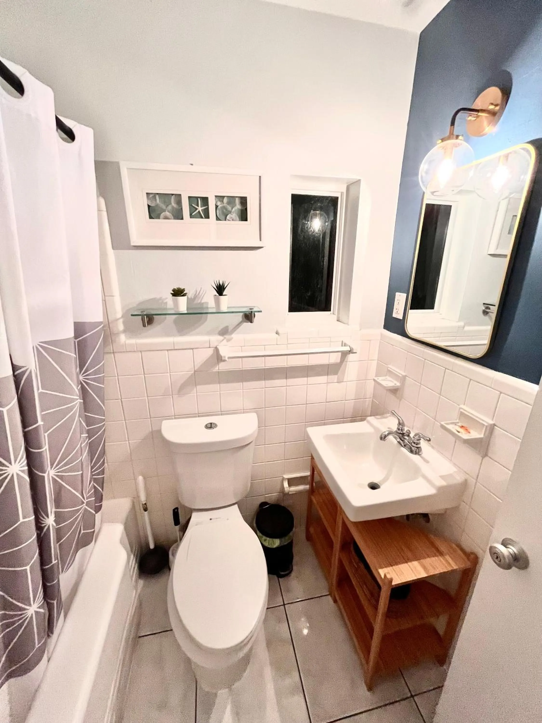 Shower in 4145 By The Sea Inn & Suites