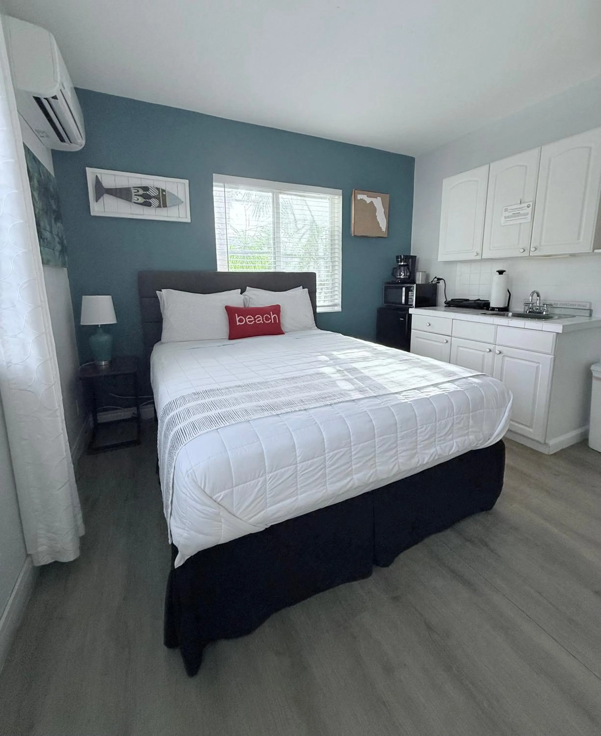 Bed in 4145 By The Sea Inn & Suites