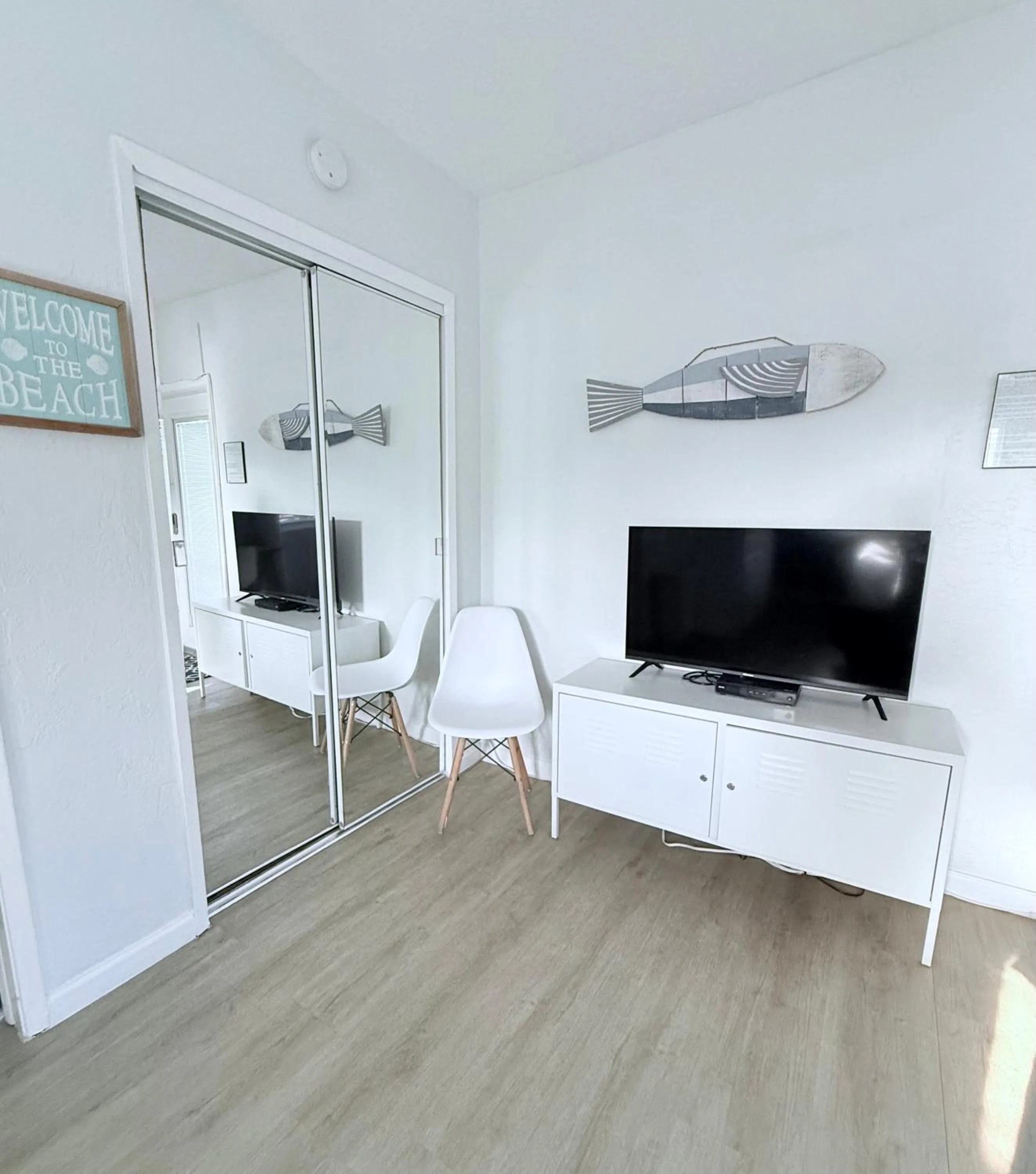 TV and multimedia in 4145 By The Sea Inn & Suites