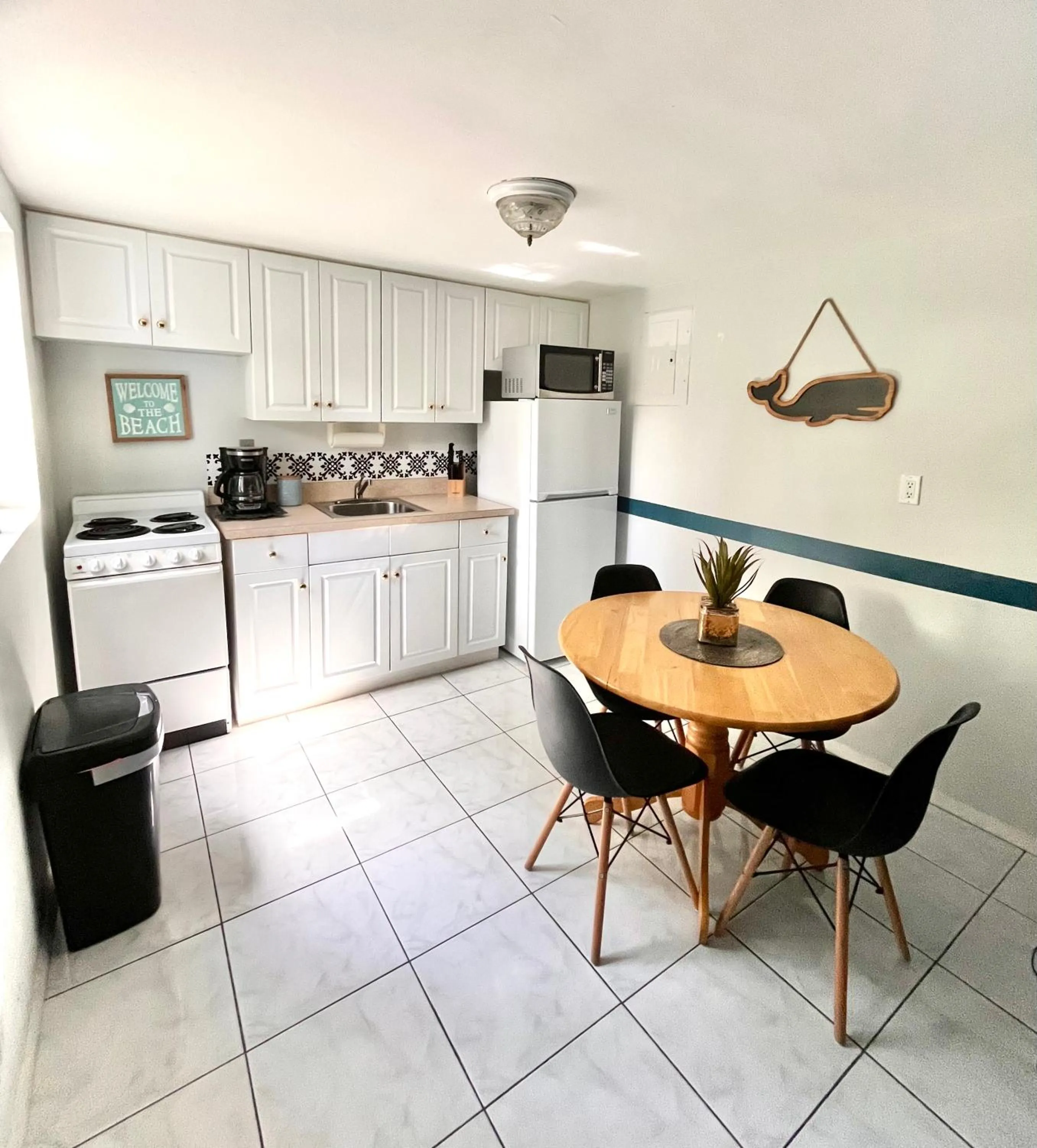 Kitchen or kitchenette in 4145 By The Sea Inn & Suites