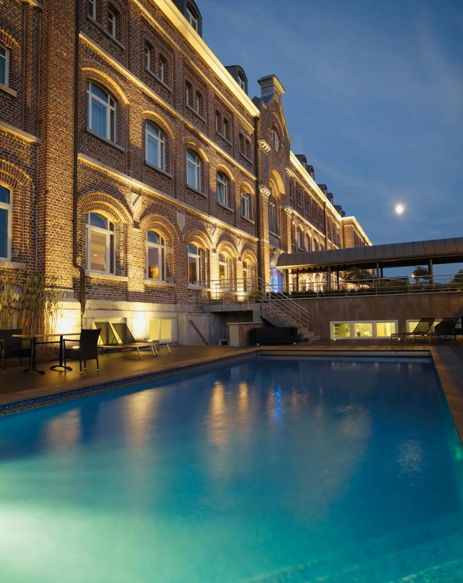 Pool view in Hotel Verviers Van der Valk