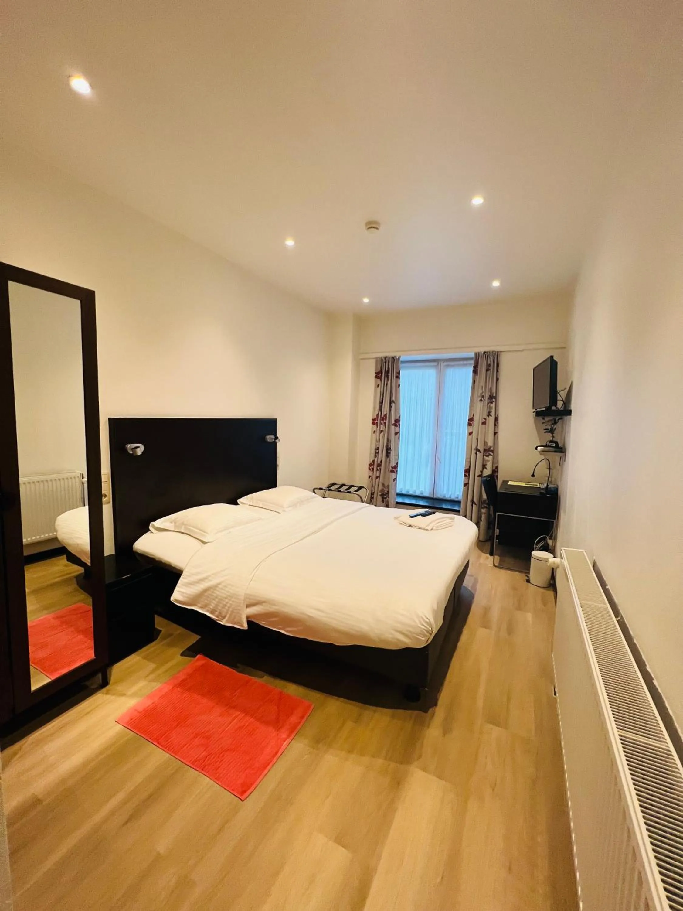 Property building, Bed in Parkhotel Gent Centrum