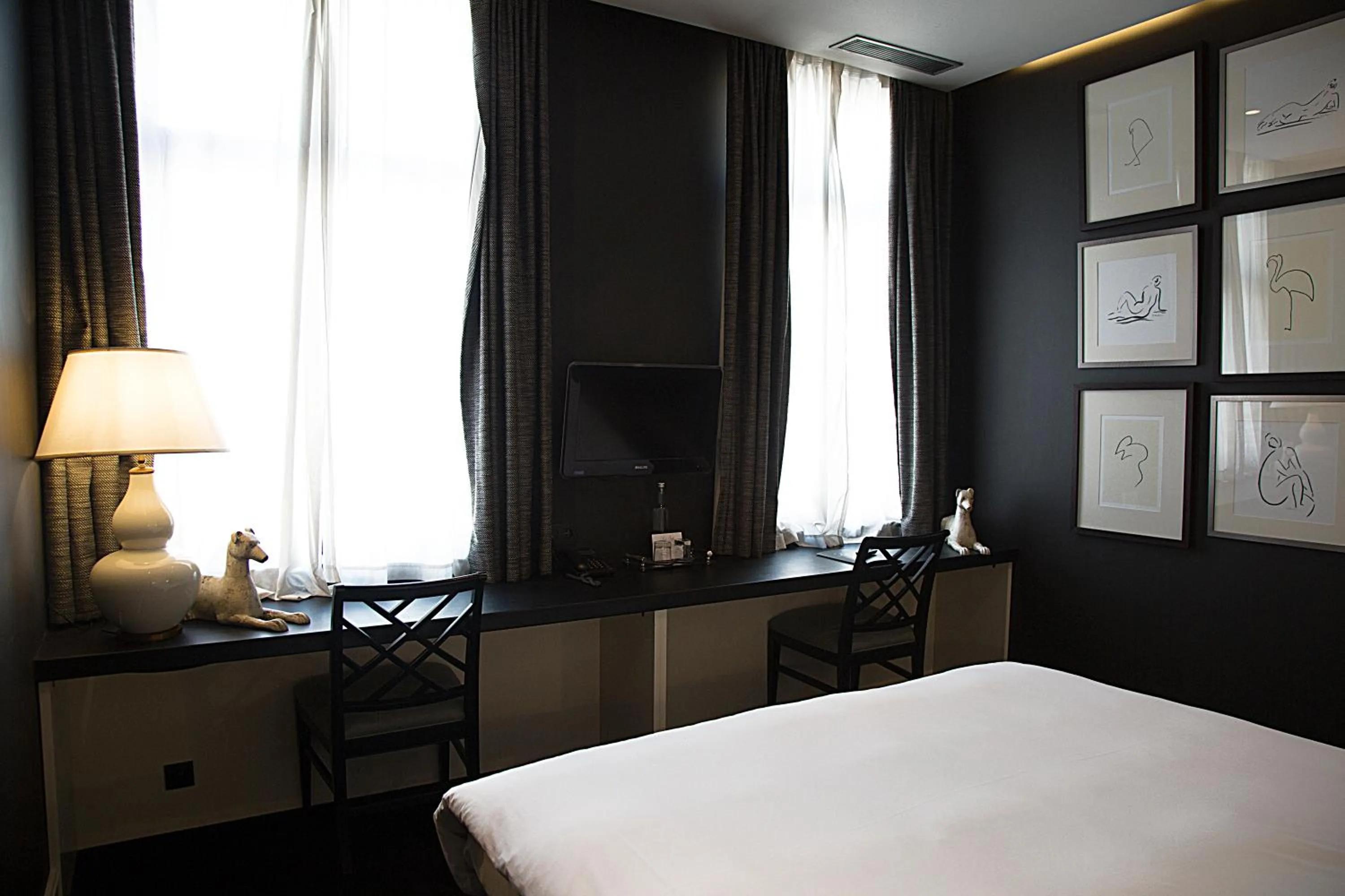 Bed in Hotel Les Nuits