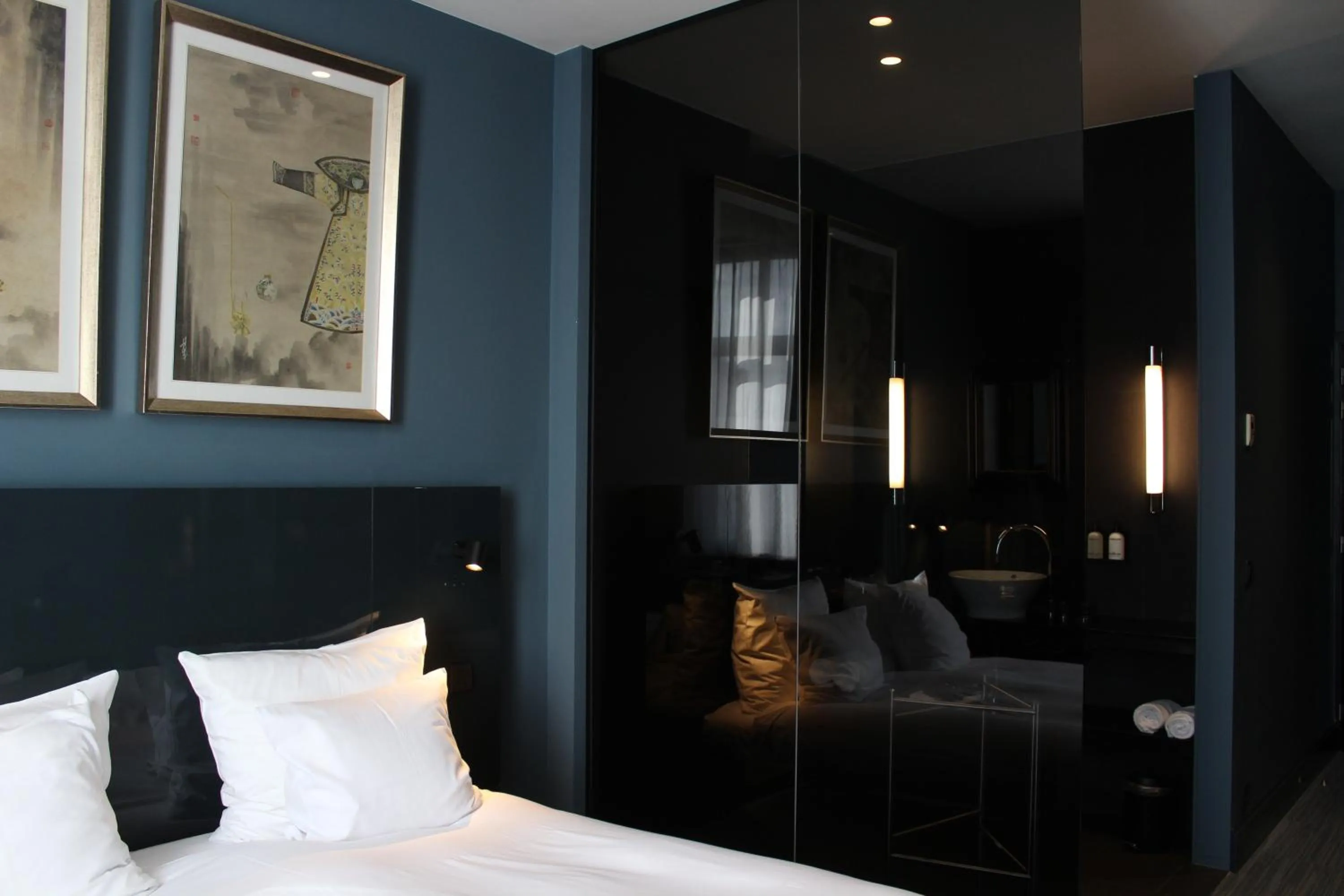 Bed in Hotel Les Nuits