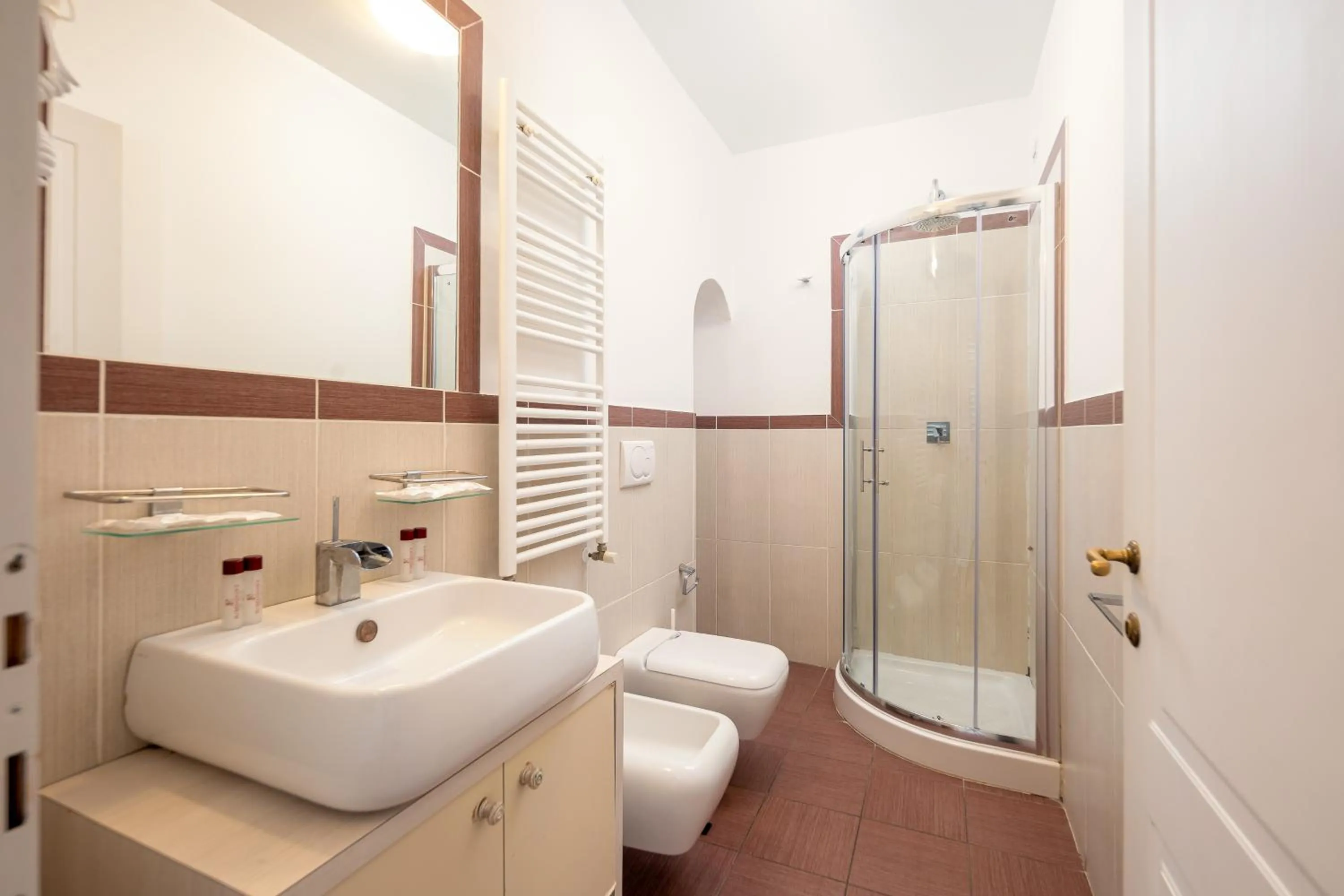 Shower in L'Antica Porta Boutique B&B
