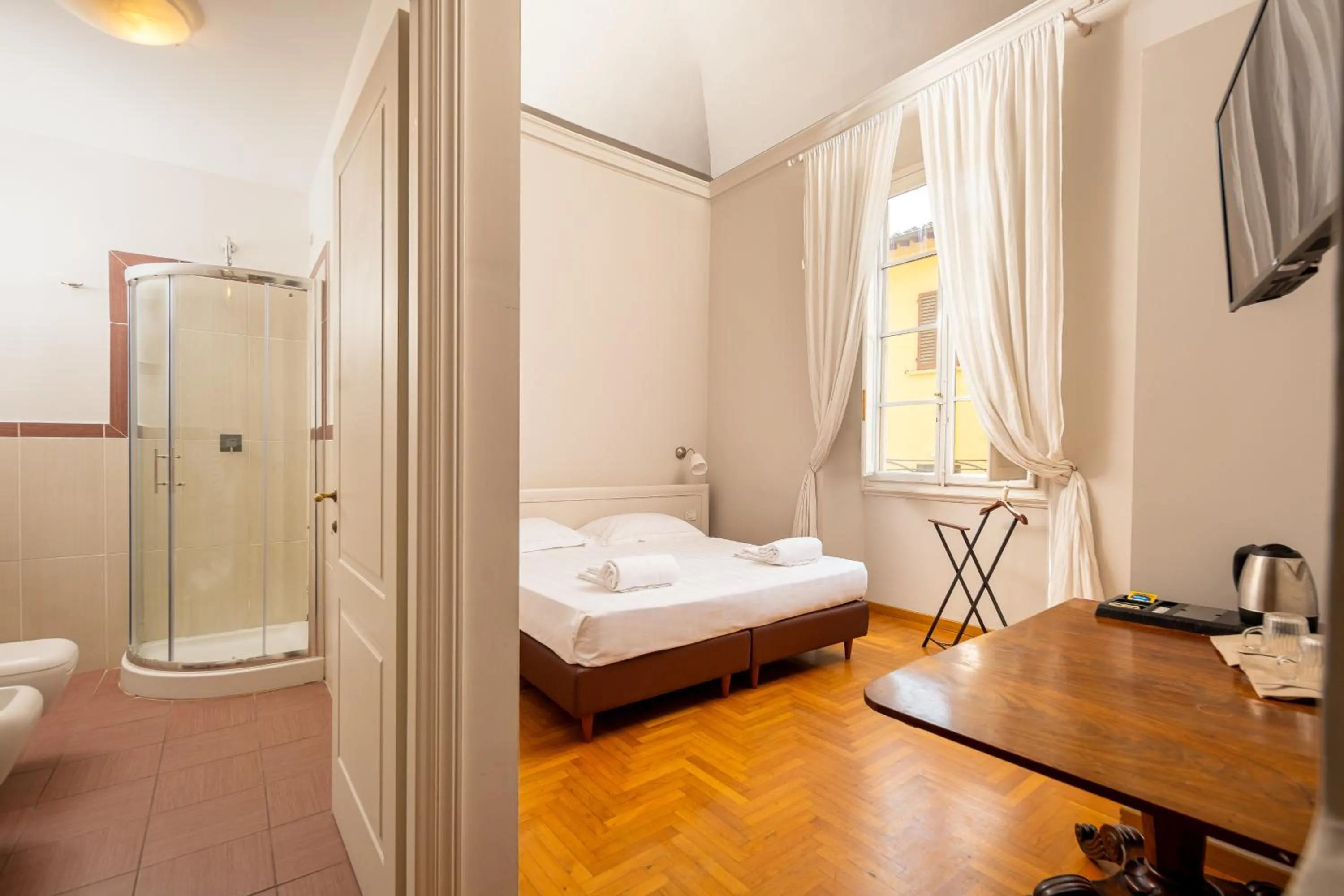 Shower, Bed in L'Antica Porta Boutique B&B