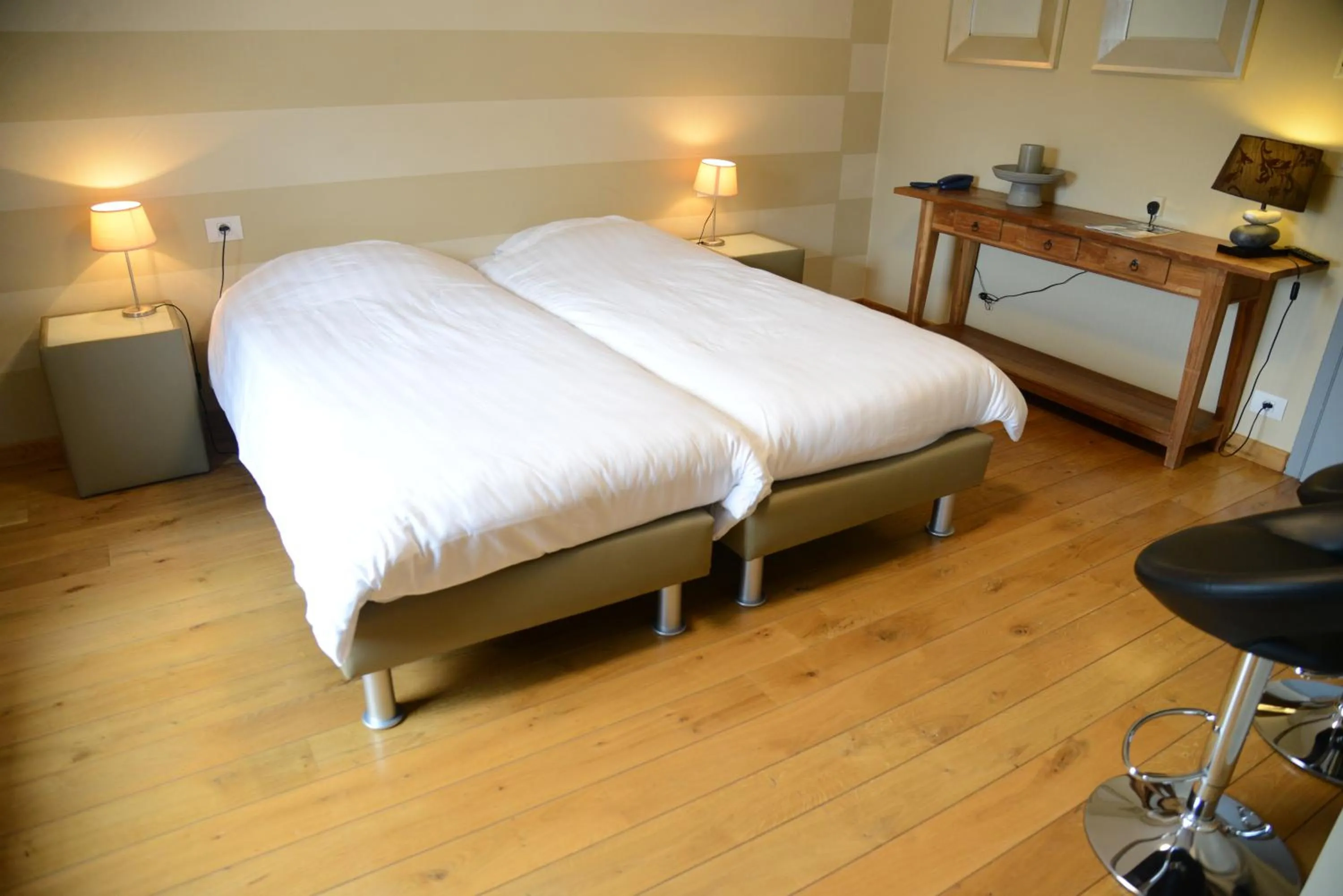 Bedroom, Bed in Race & Rooms