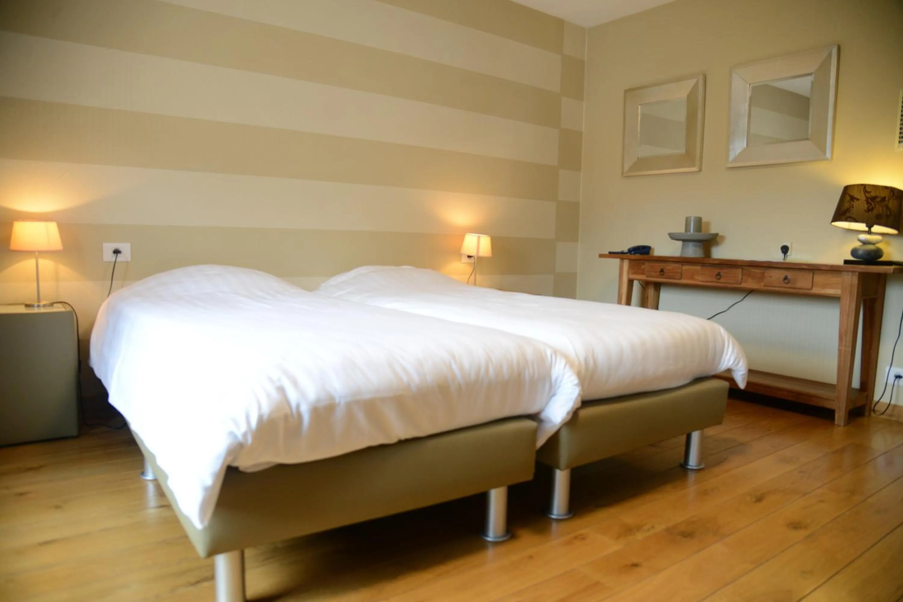 Bedroom, Bed in Race & Rooms